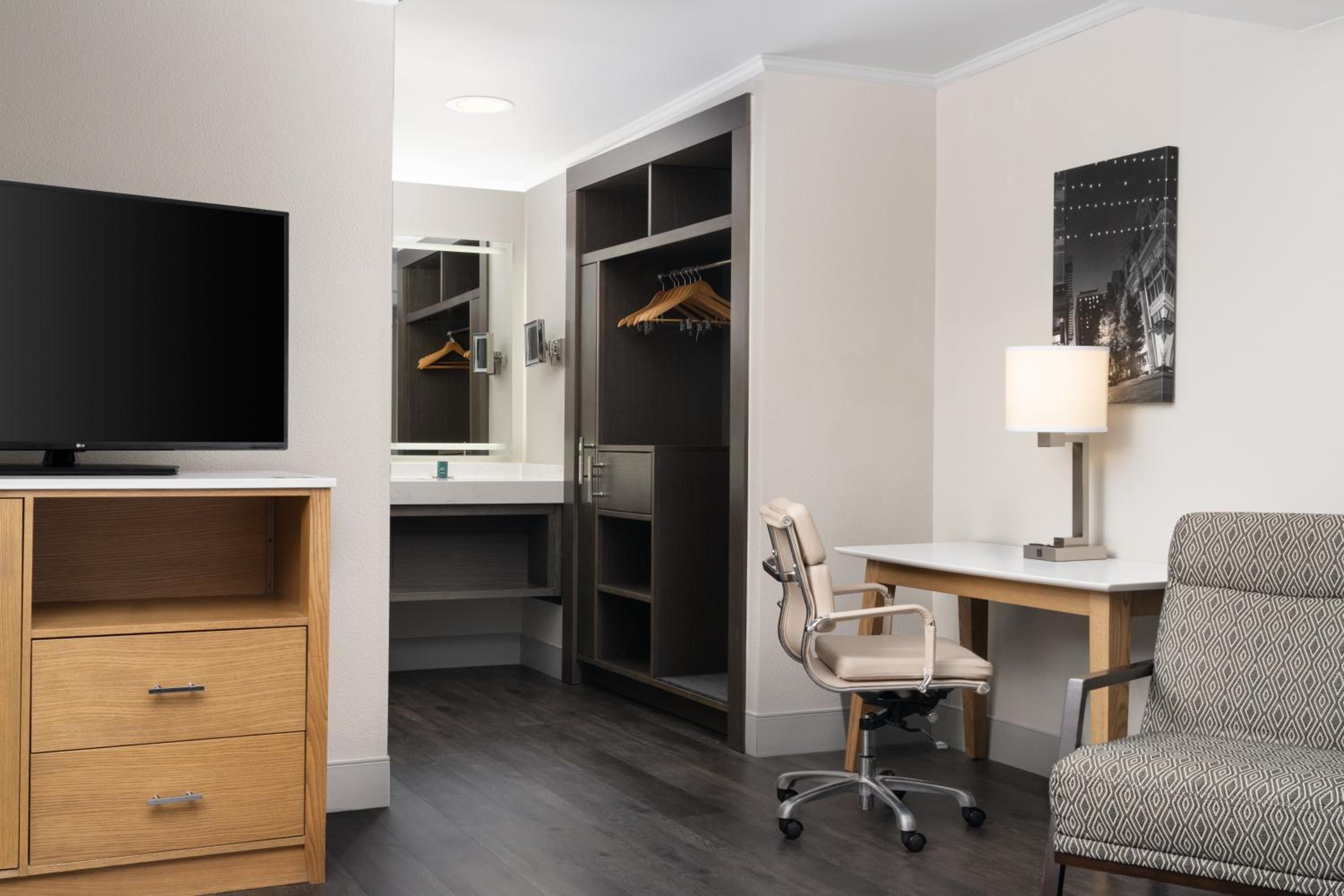 Two-Bedroom King Suite - Photo 3