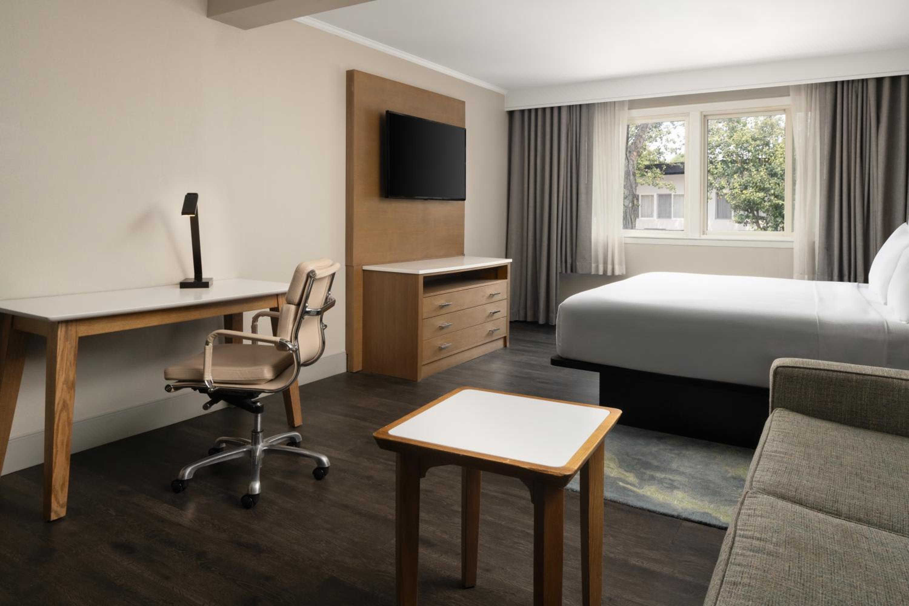 Junior King Suite with Seating Area - Photo 2