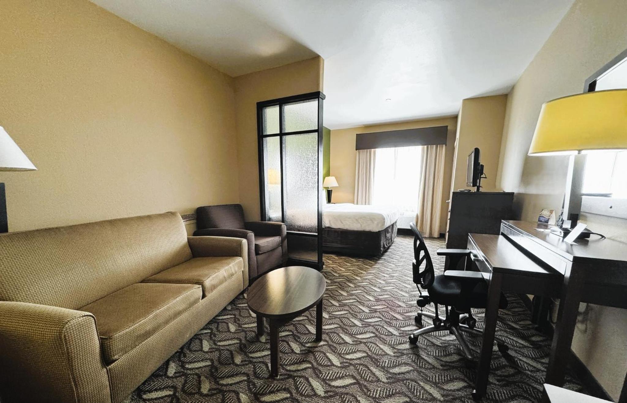 King Room - Non-Smoking - Photo 3