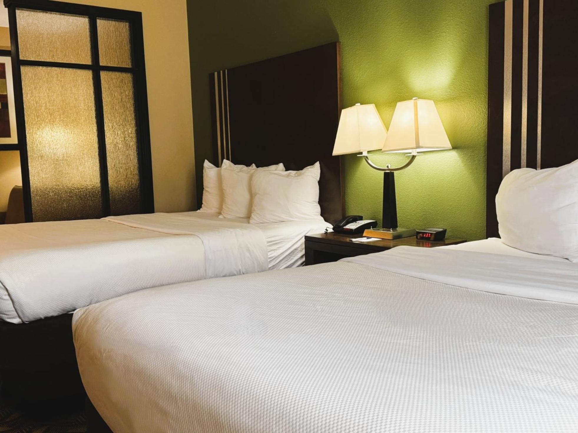 Queen Room with Two Queen Beds, Mobility Access and Bathtub with Grab Bars, Non-Smoking - Photo 2