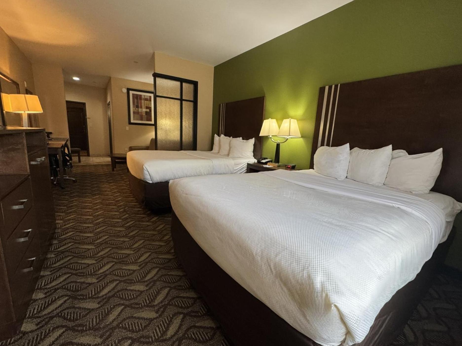 Queen Room with Two Queen Beds, Mobility Access and Bathtub with Grab Bars, Non-Smoking - Photo 3