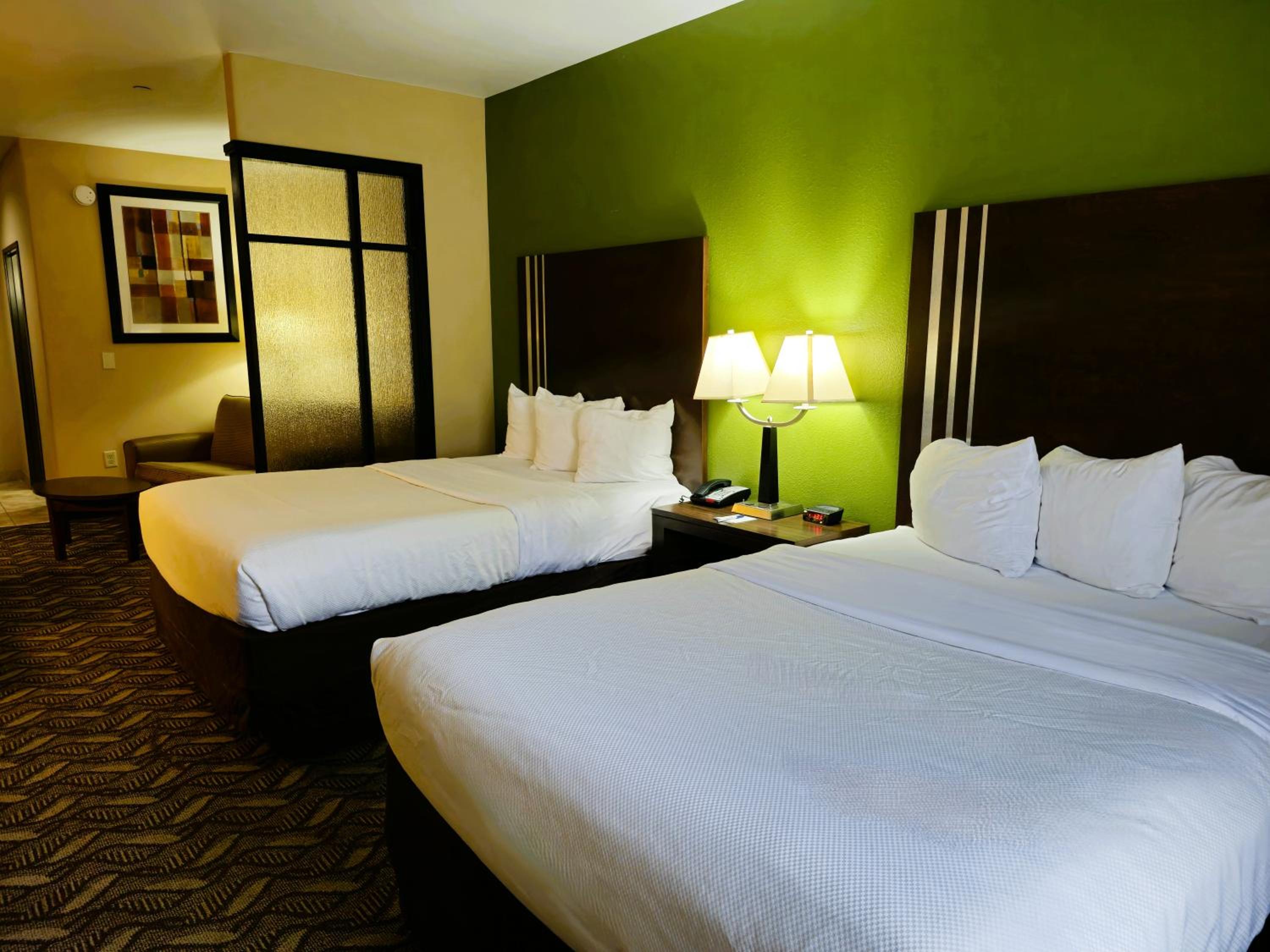 Queen Room with Two Queen Beds, Mobility Access and Bathtub with Grab Bars, Non-Smoking - Photo 6