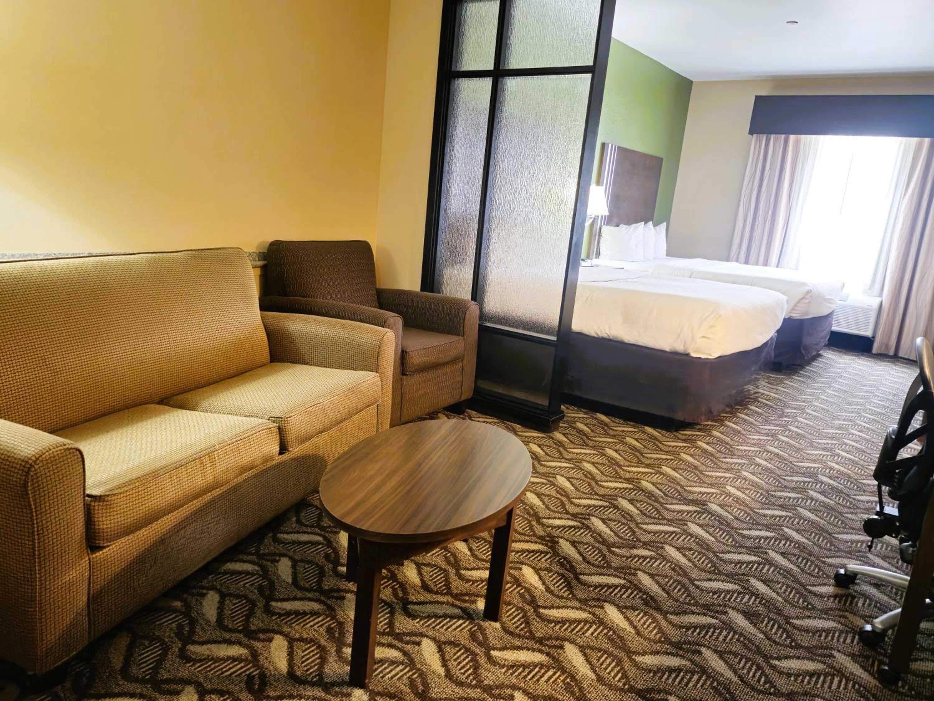 Queen Room with Two Queen Beds, Mobility Access and Bathtub with Grab Bars, Non-Smoking - Photo 7