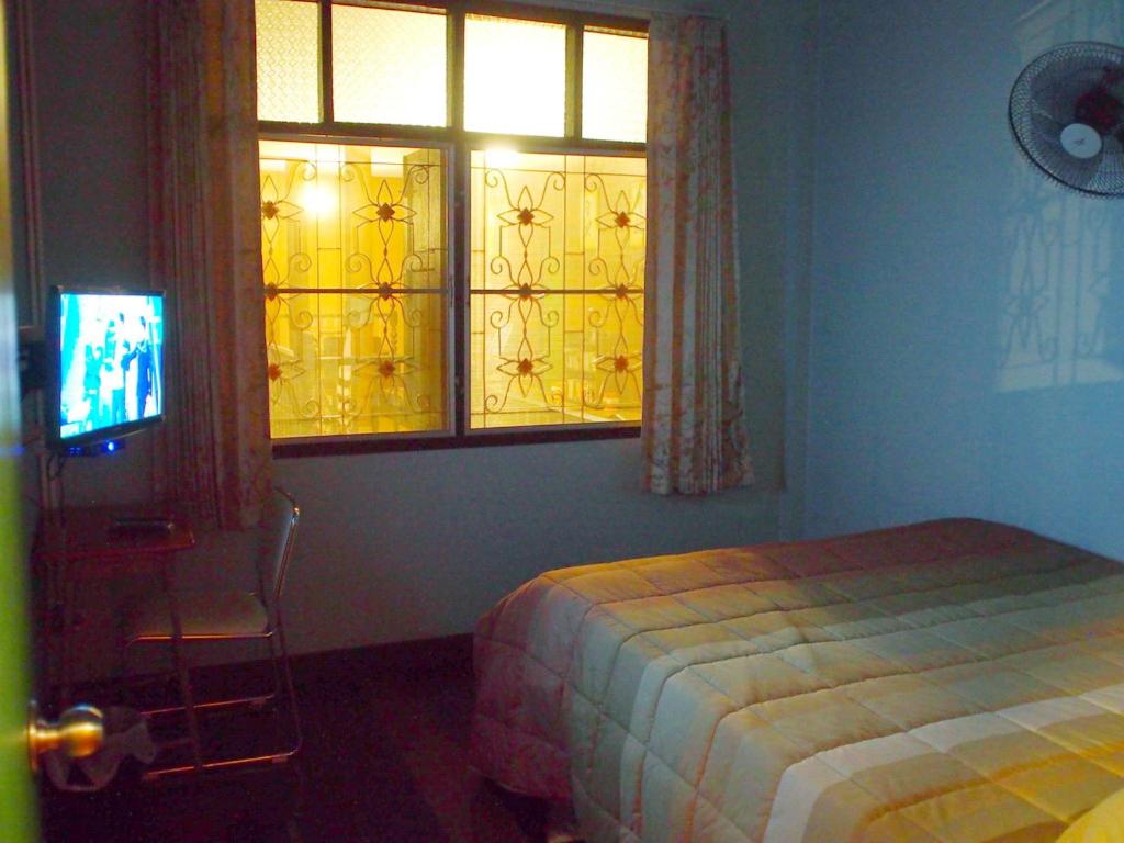 Queen Room with Shared Bathroom photo 1