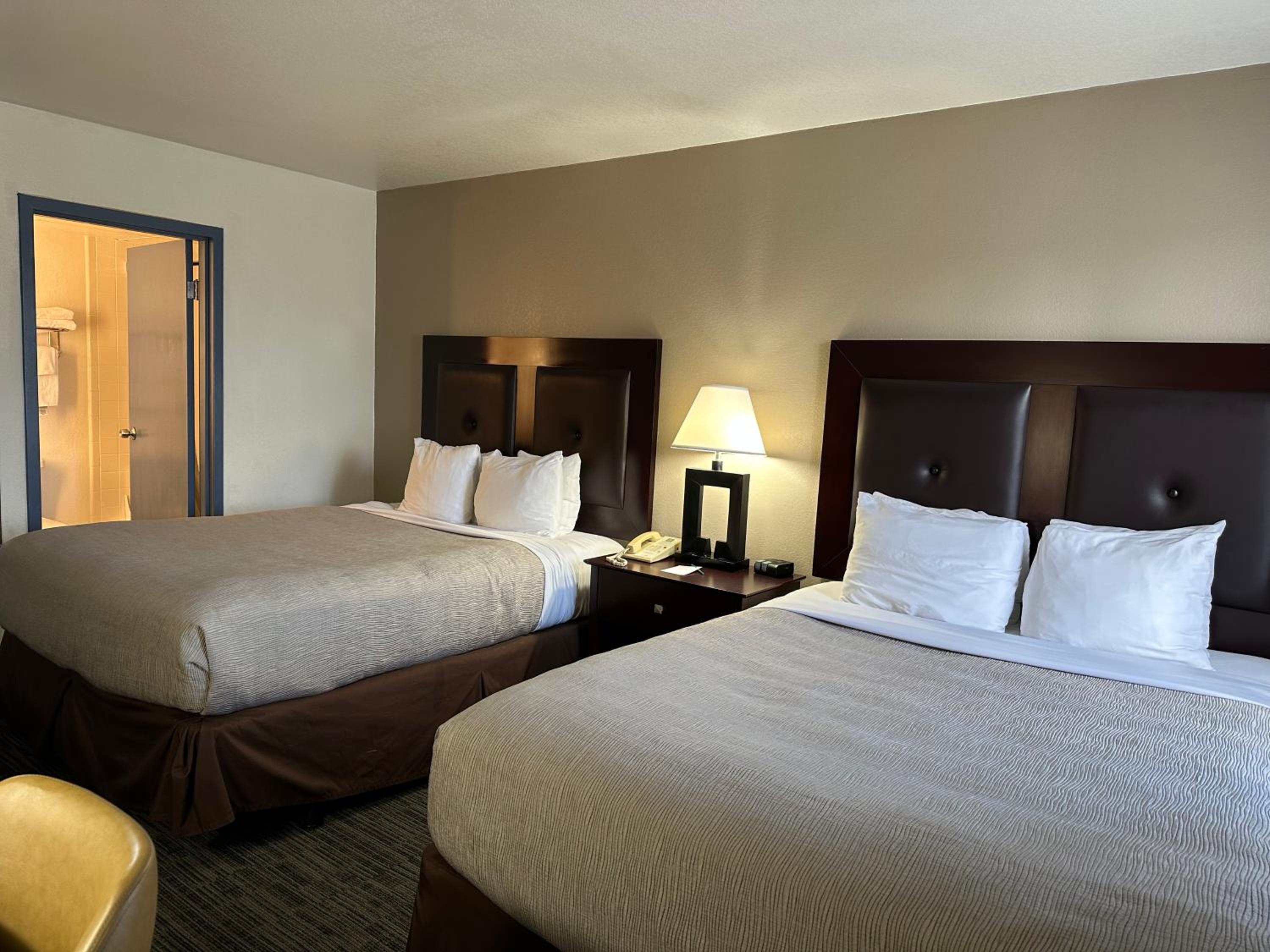 Queen Suite with Two Queen Beds - Non-Smoking - Photo 6
