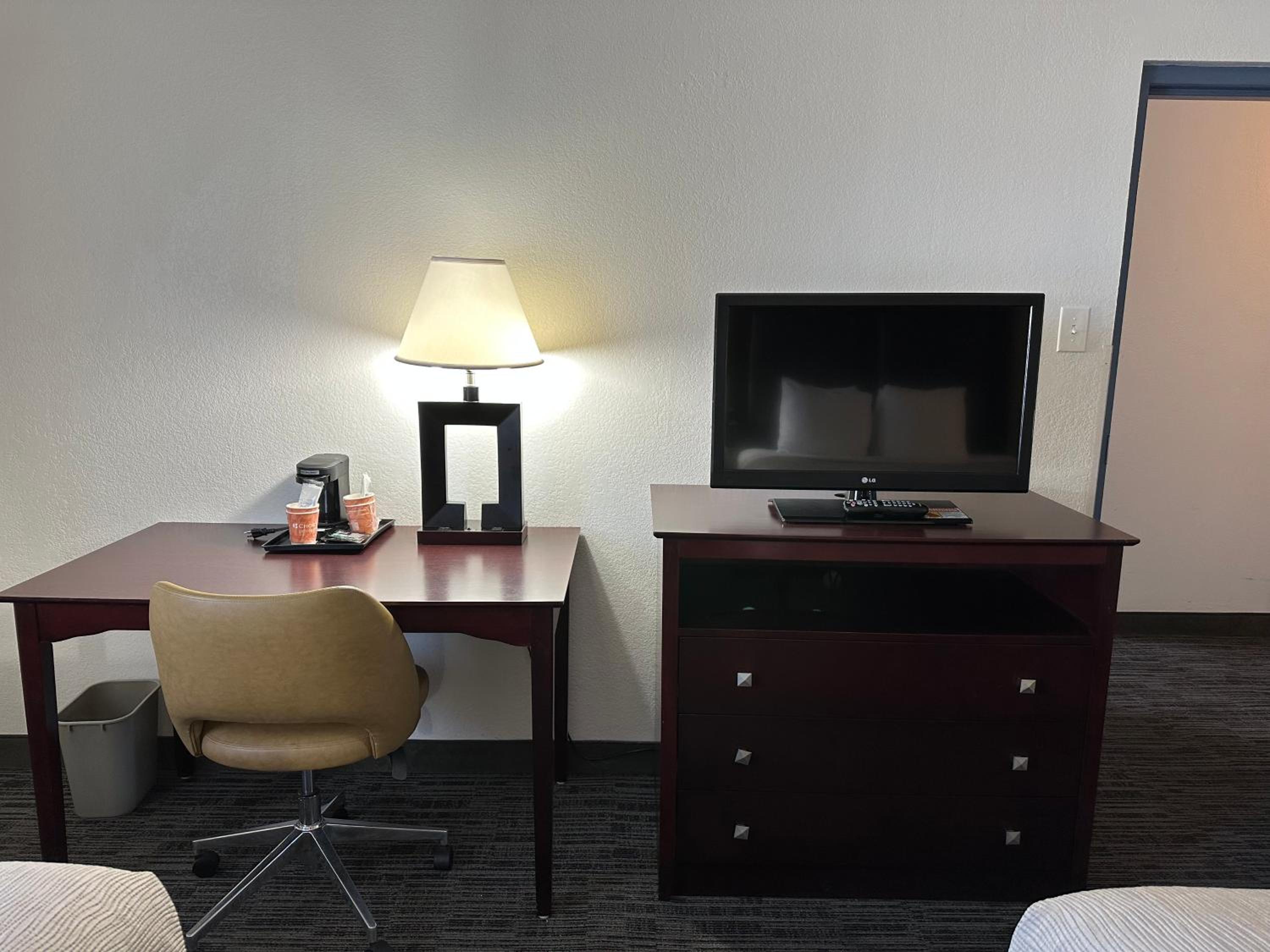 Queen Suite with Two Queen Beds - Non-Smoking - Photo 3