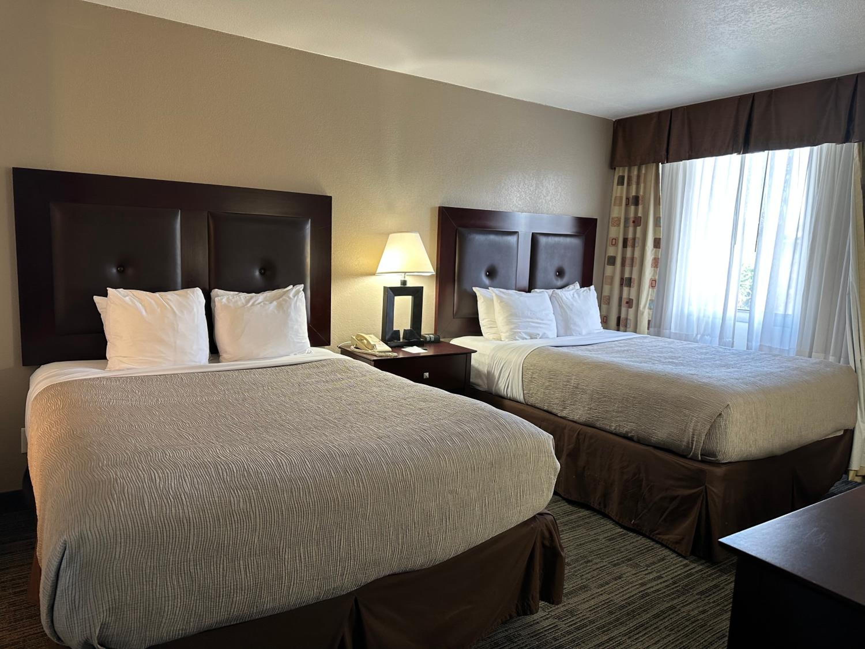 Queen Suite with Two Queen Beds - Non-Smoking - Photo 2