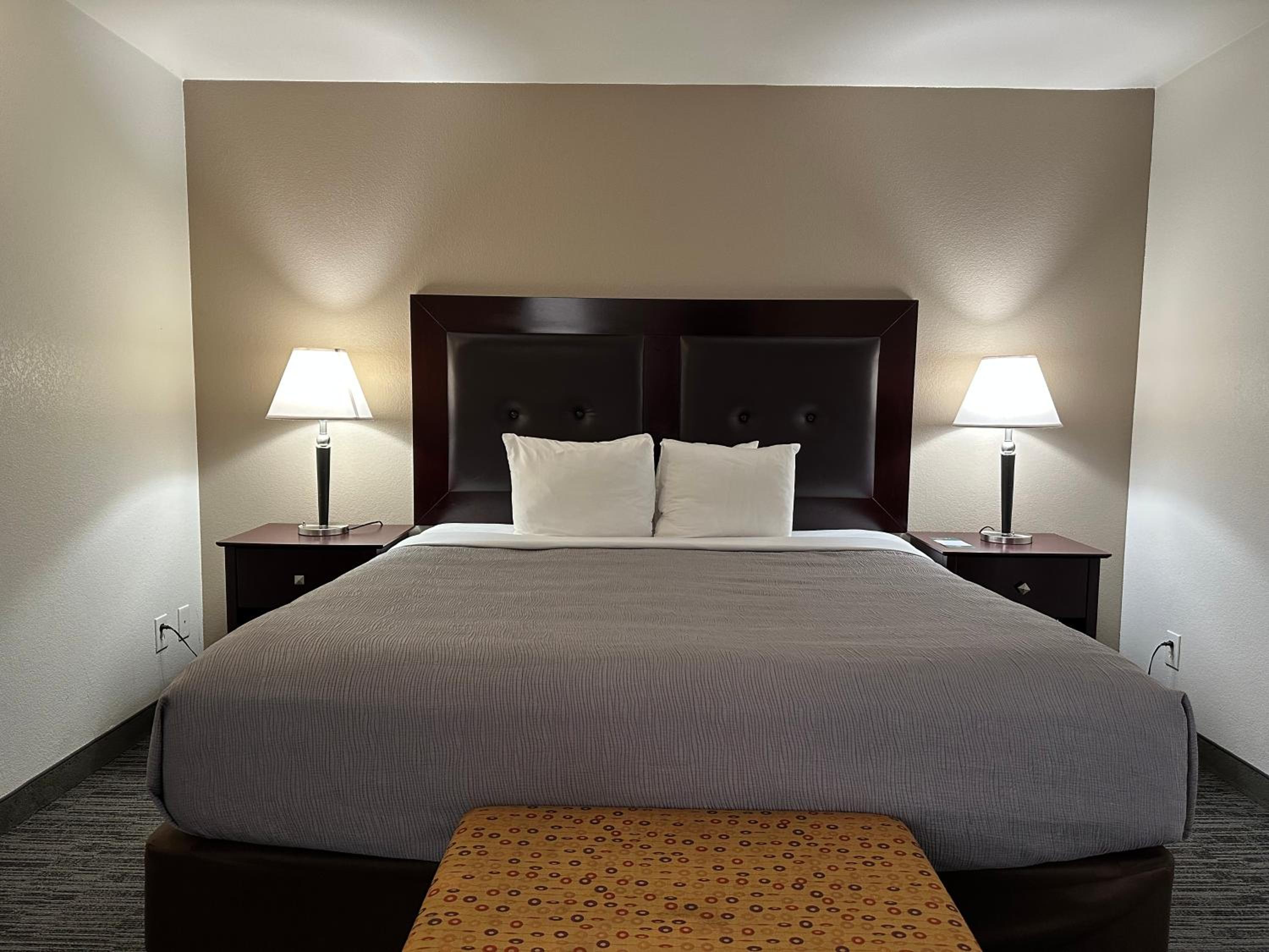 Room with One King Bed and Two Queen Beds - Non-Smoking - Photo 3