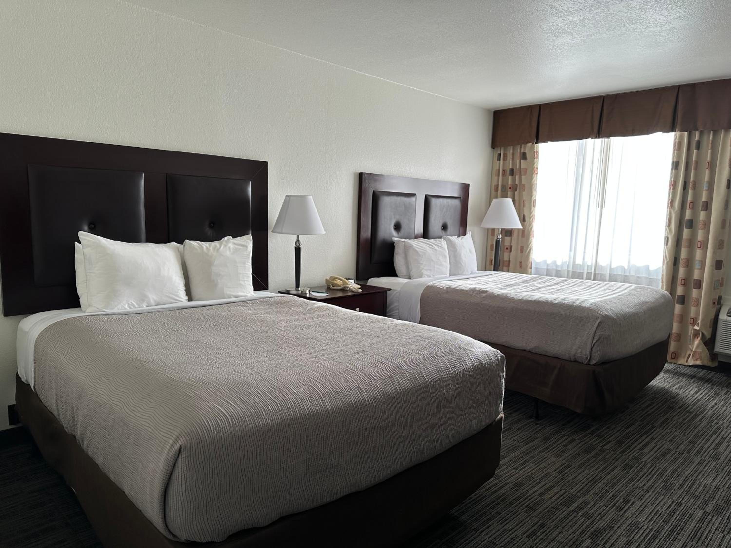 Room with One King Bed and Two Queen Beds - Non-Smoking - Photo 2