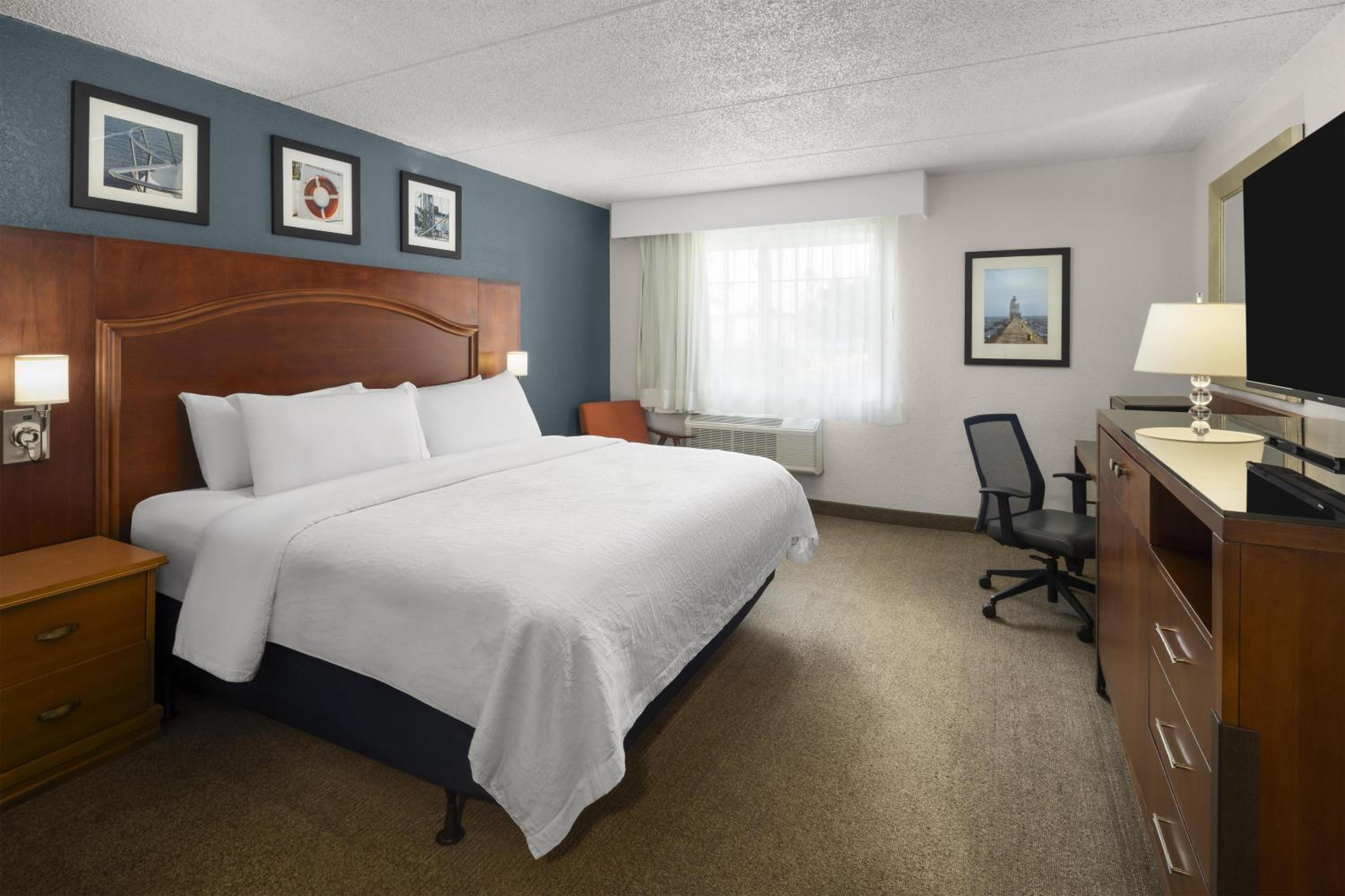 King Room with Bath Tub and Grab Bar - Disability Access/Non-Smoking