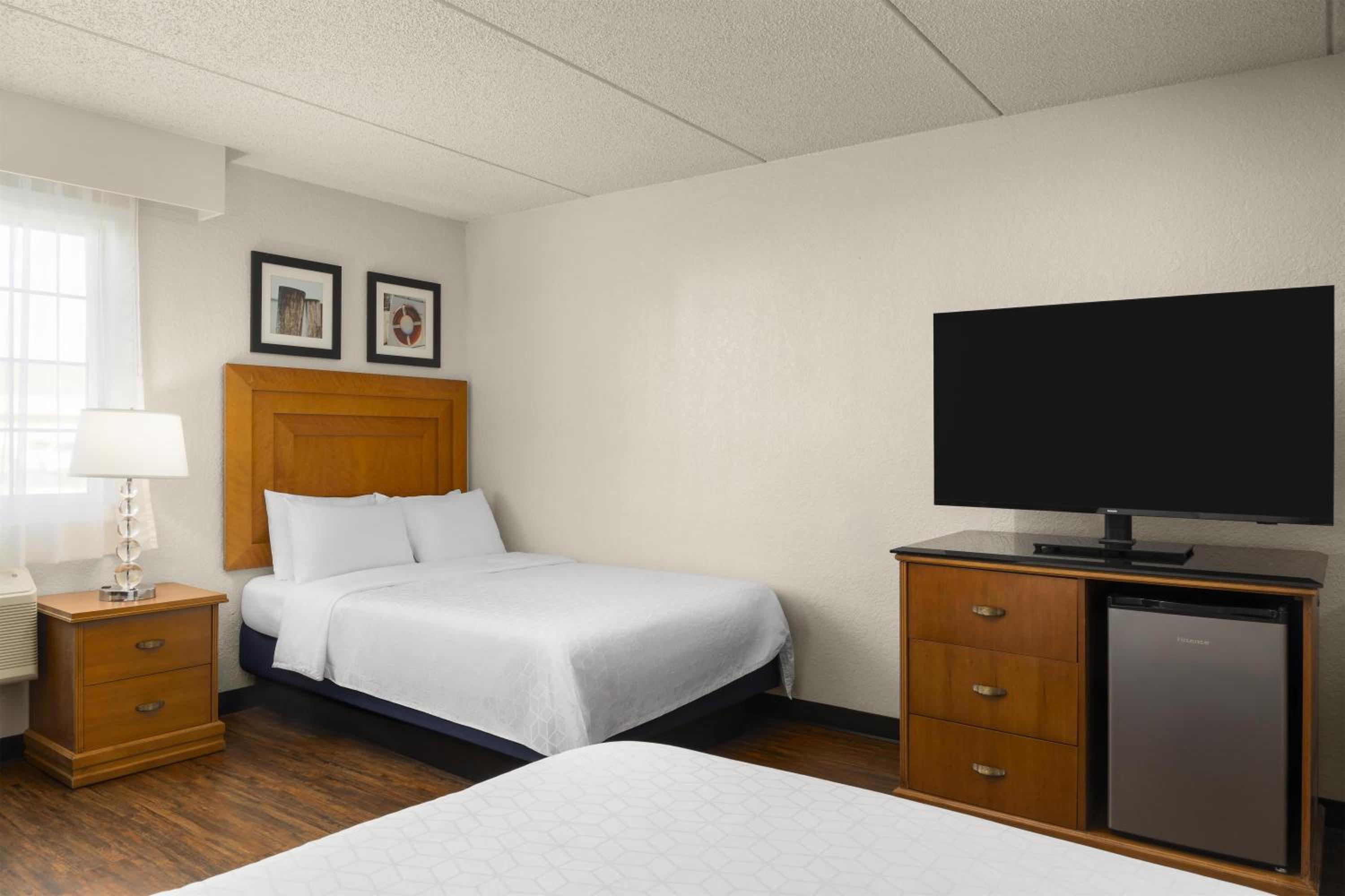 Double Room with Two Double Beds and Bath Tub - Disability/Non-Smoking - Photo 3