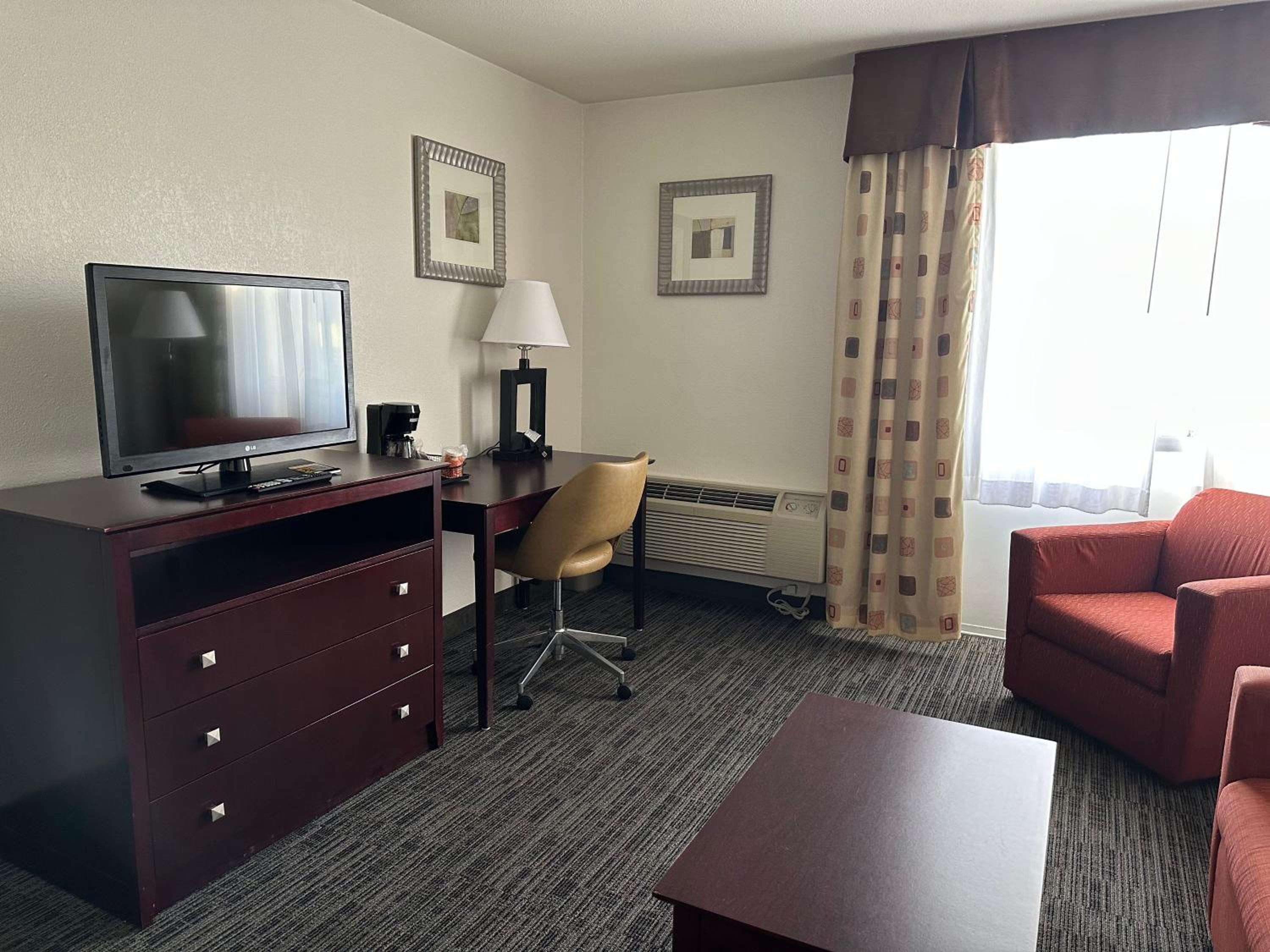 King Suite - Non-Smoking - Photo 2