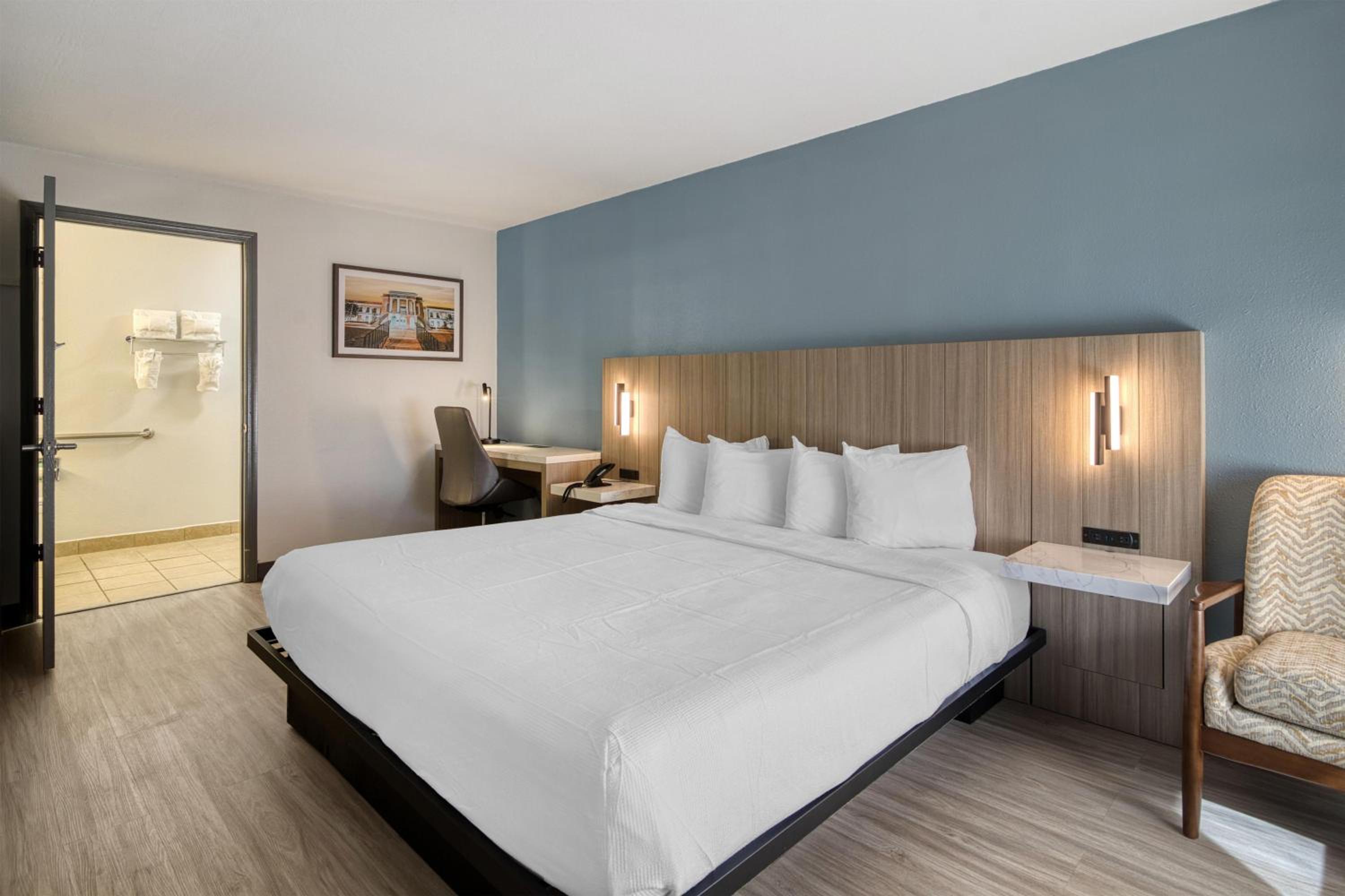 King Room with Roll-in Shower - Disability Access/Non-Smoking