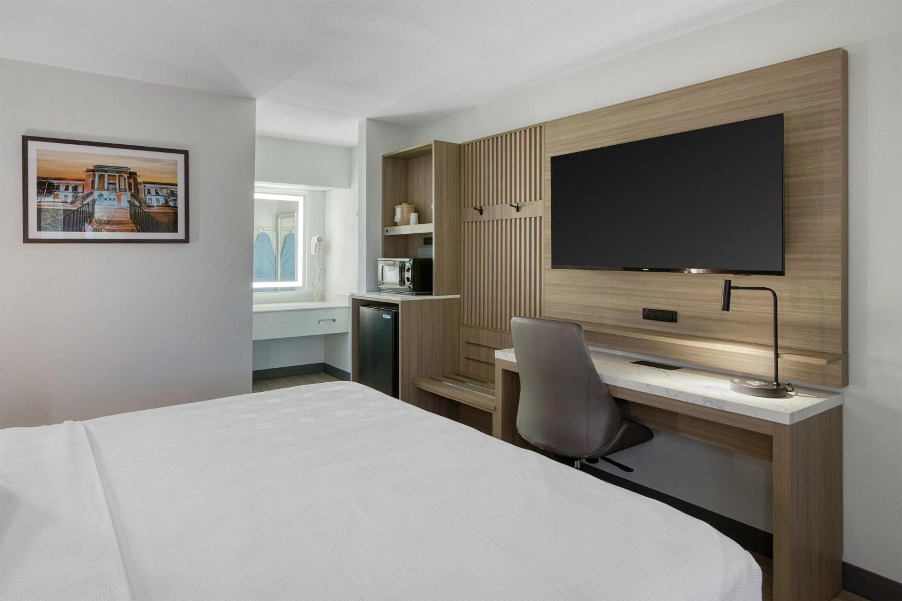 Larger King Room - Pet Friendly/Non-Smoking