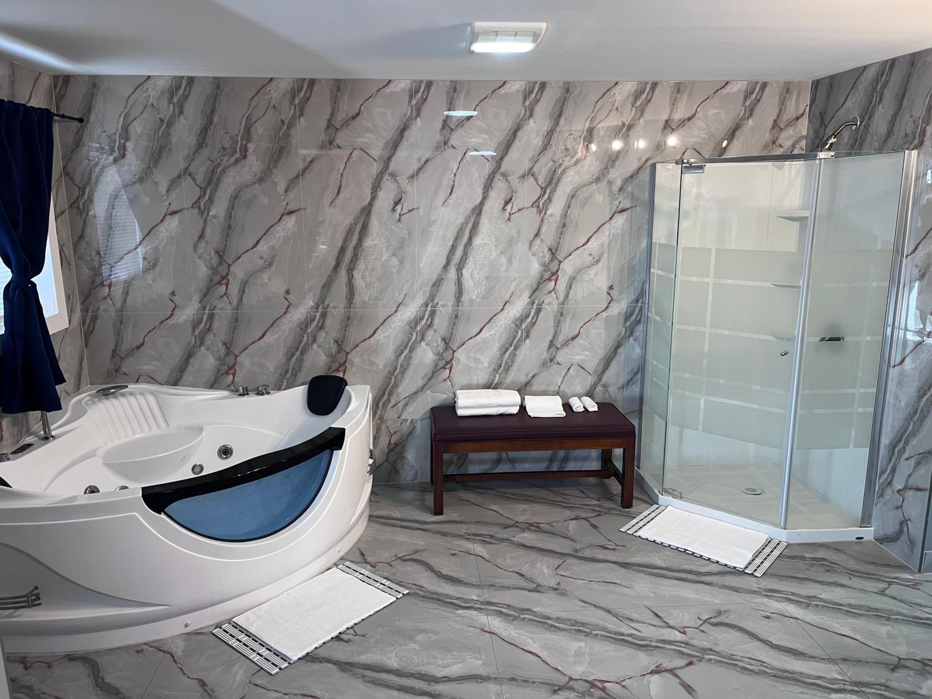 Deluxe Suite with Spa Bath