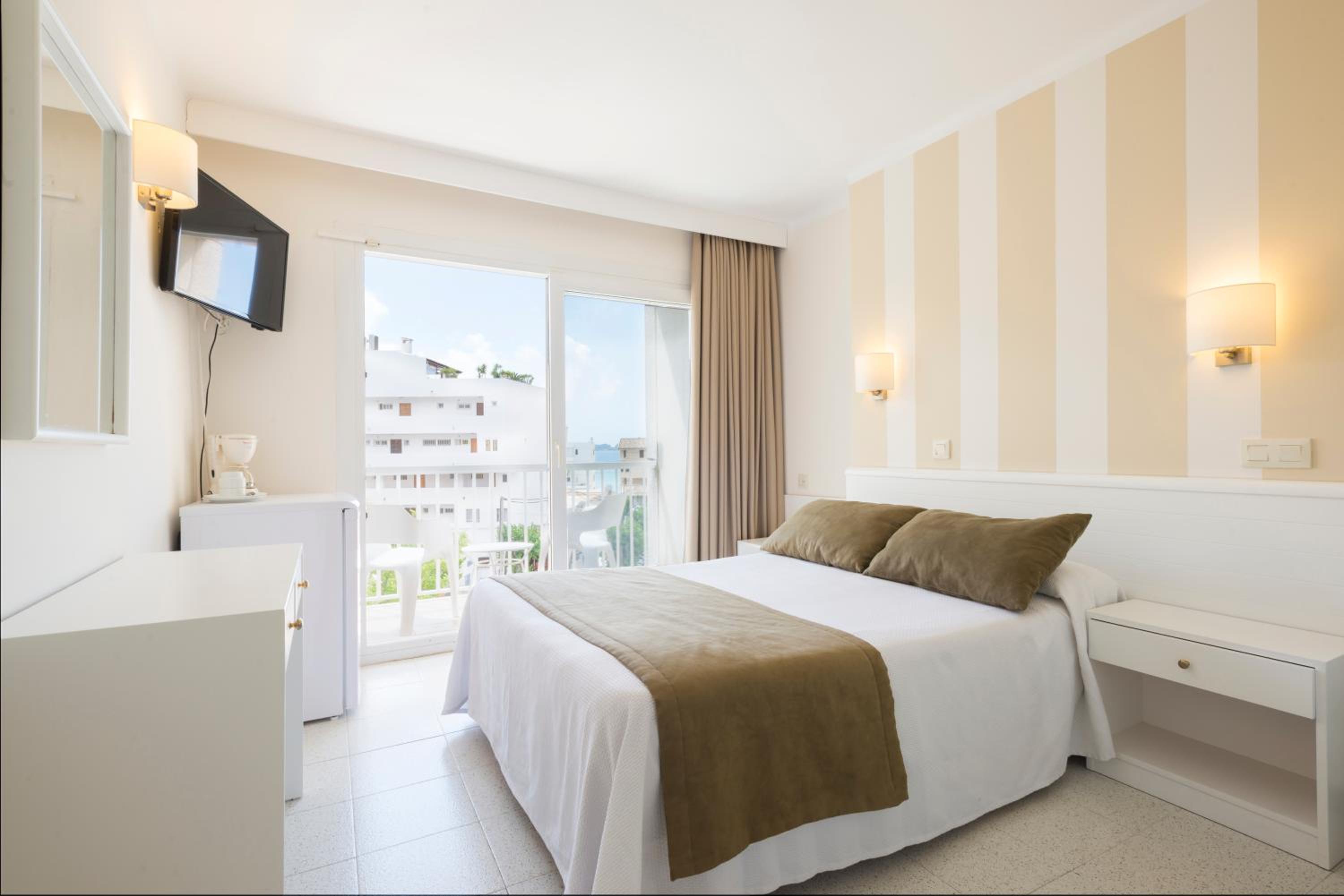 Available room thumbnail 6