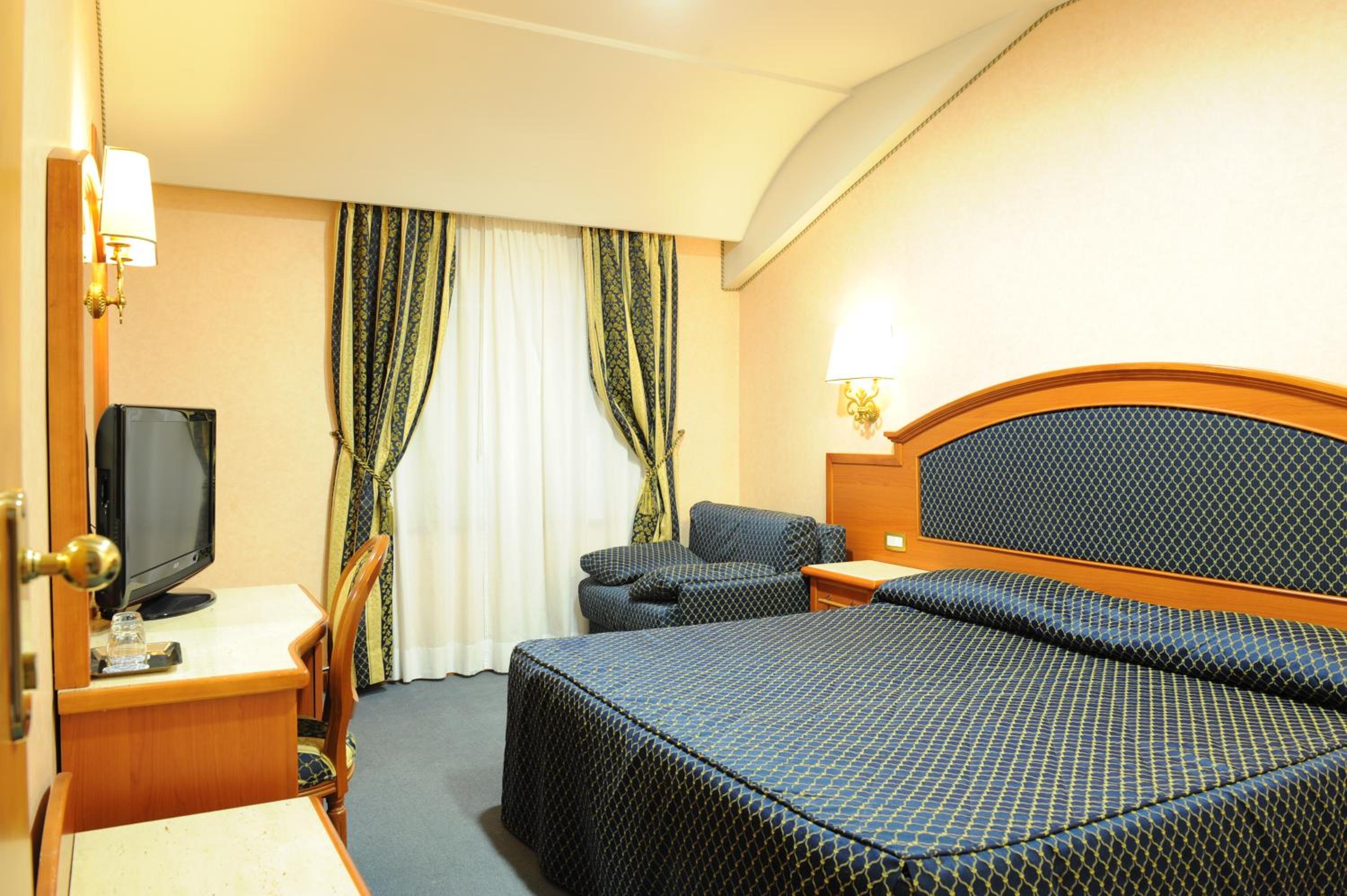 Standard Double or Twin Room photo 1