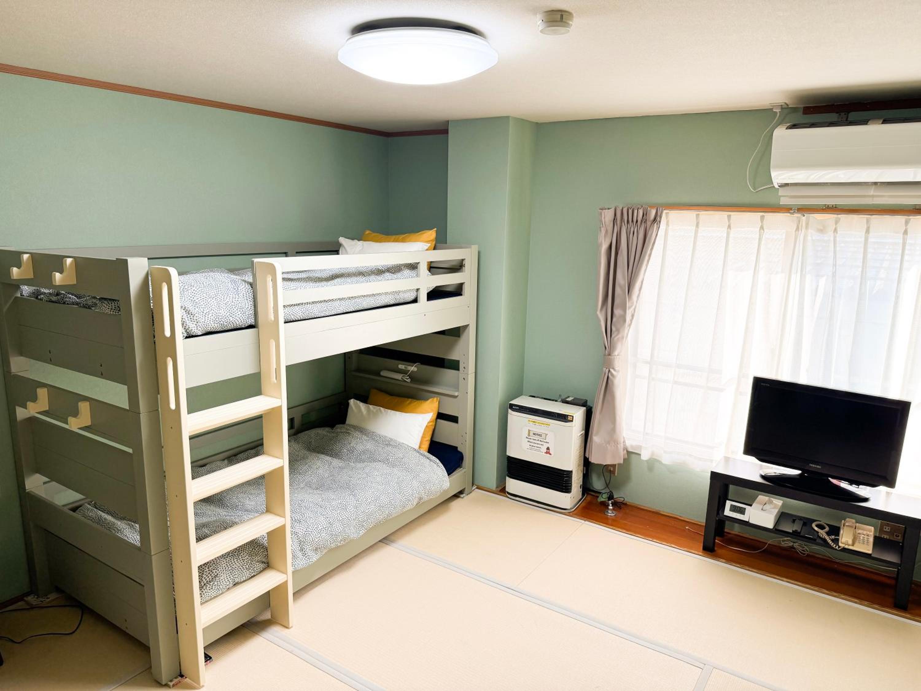 Quadruple Room with Shared Bathroom photo 2