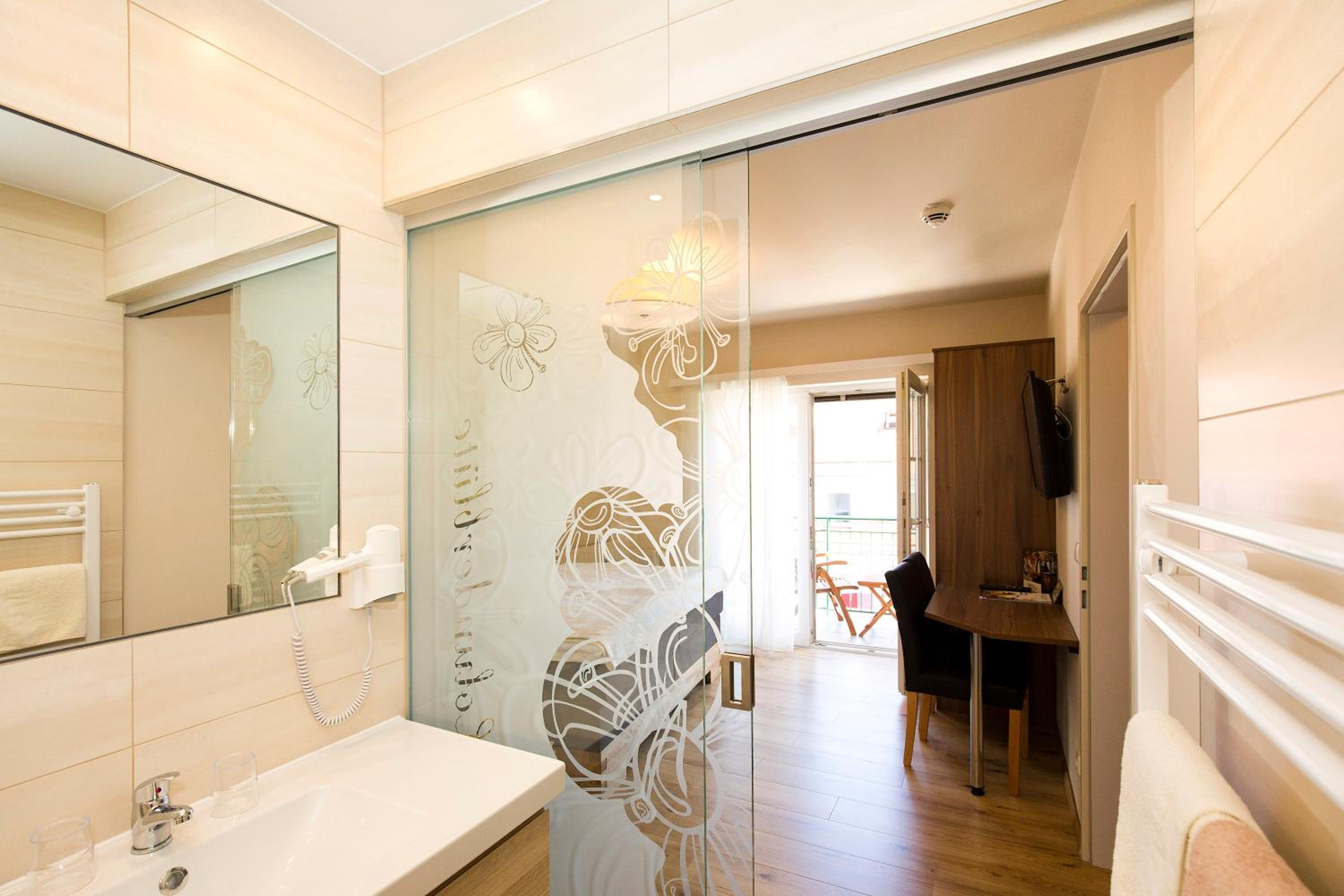 Deluxe Double Room with Balcony - Photo 2
