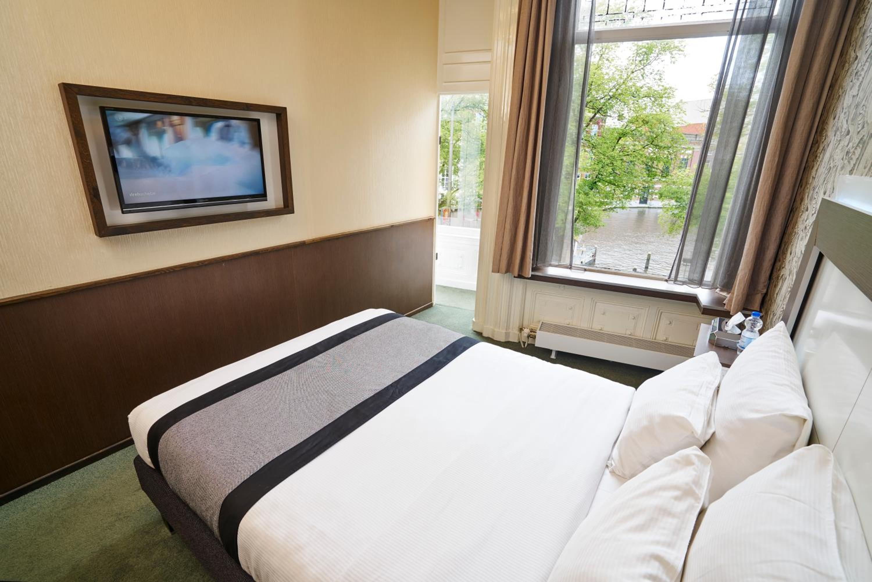 Double or Twin Room with Canal View photo 2