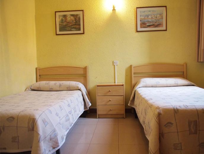 Habitación Triple Básica con Baño Compartido