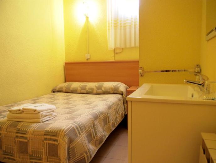 Double or Twin Room with Shared Bathroom photo 2