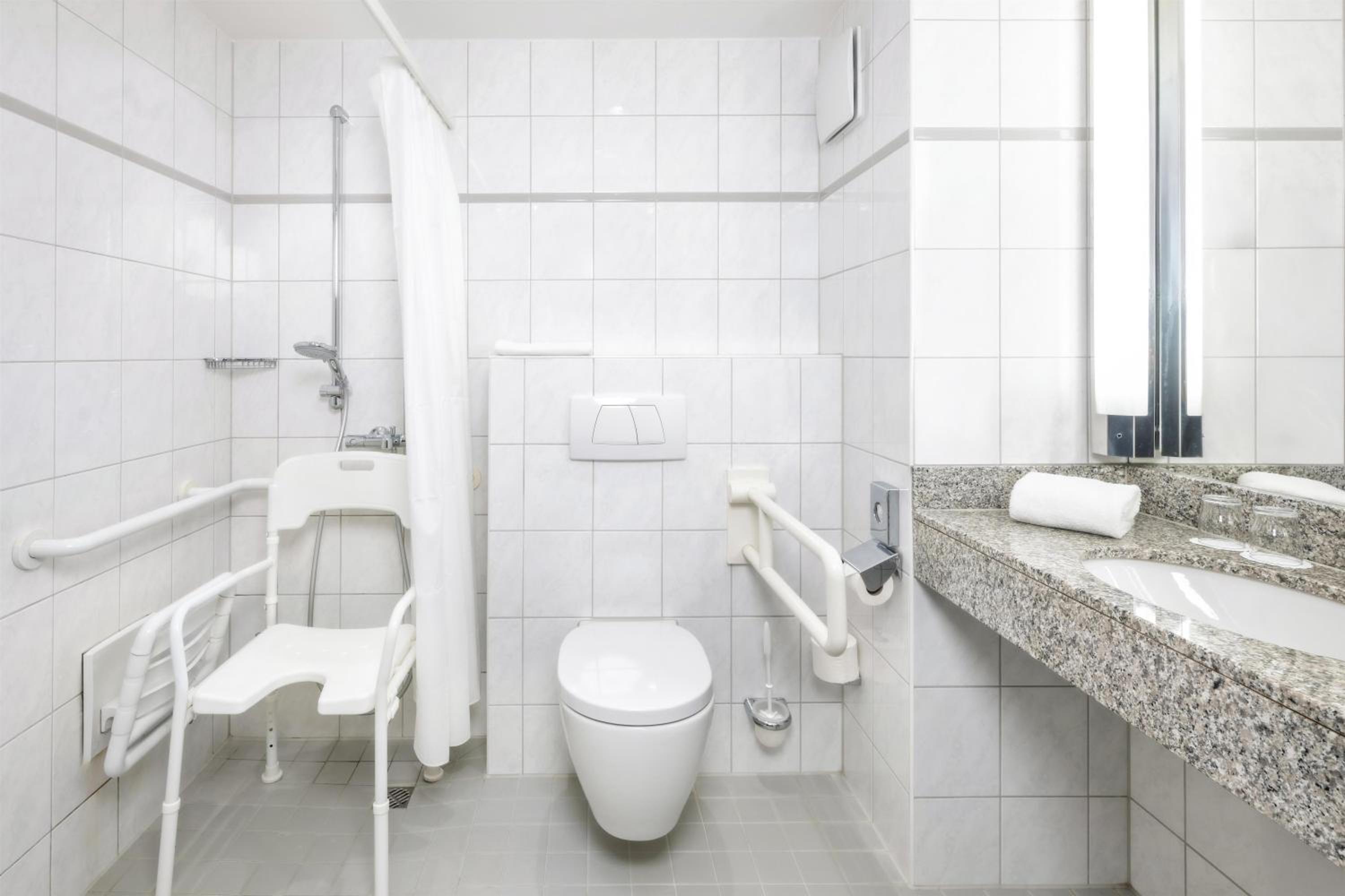 Queen Room with Roll-In Shower - Disability Access/Non-Smoking