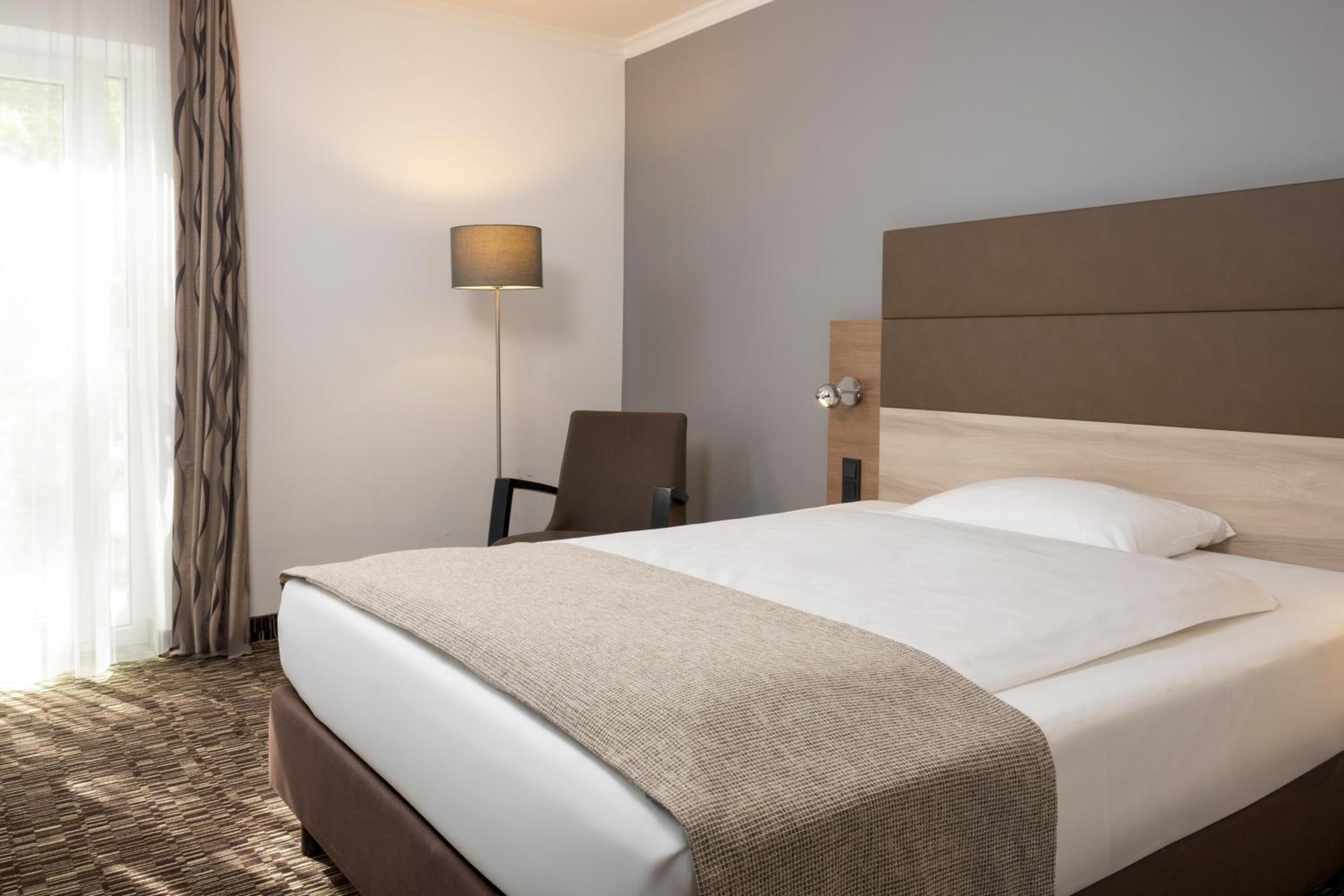 Queen Room with Roll-In Shower - Disability Access/Non-Smoking