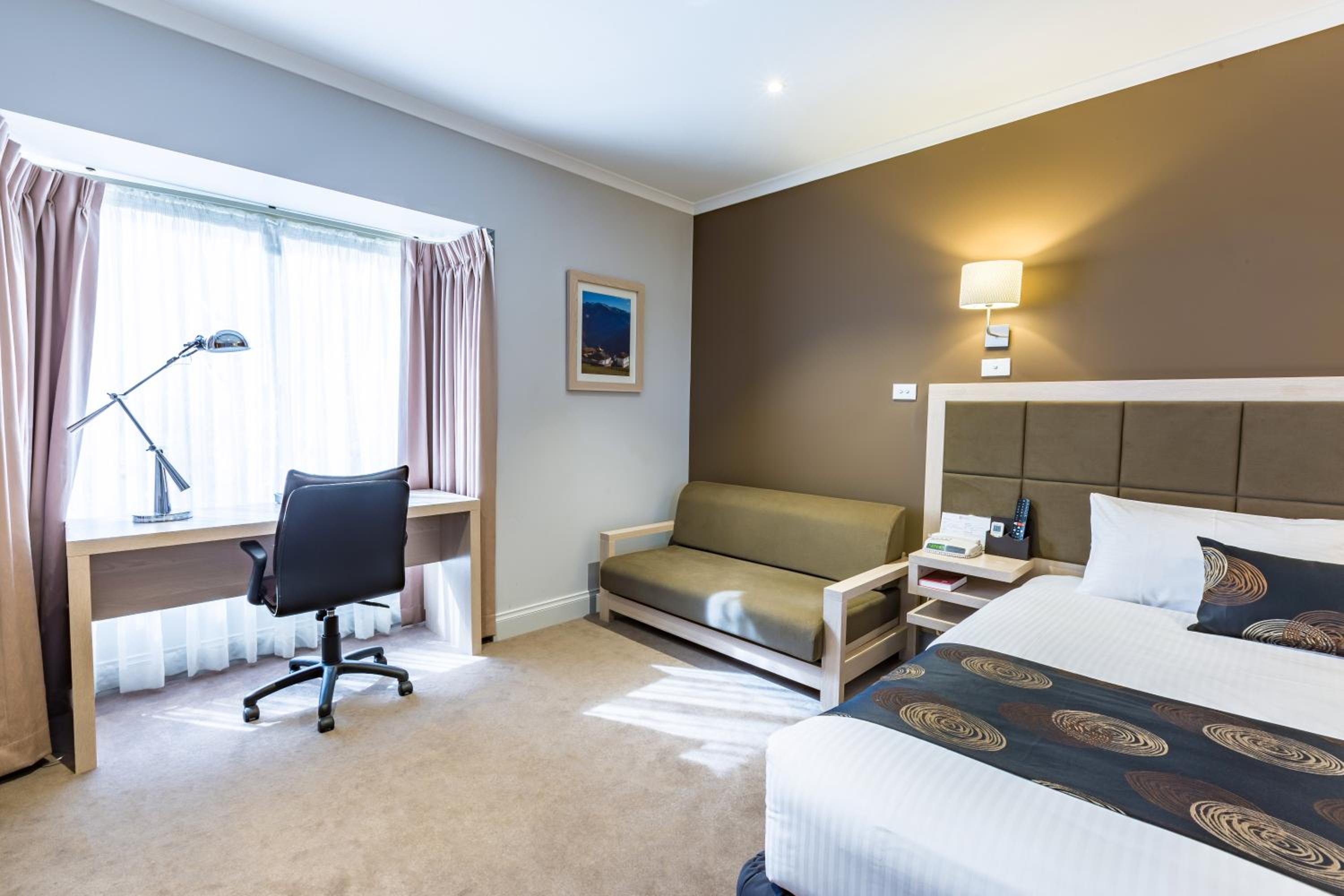 Premium King Room - Photo 7