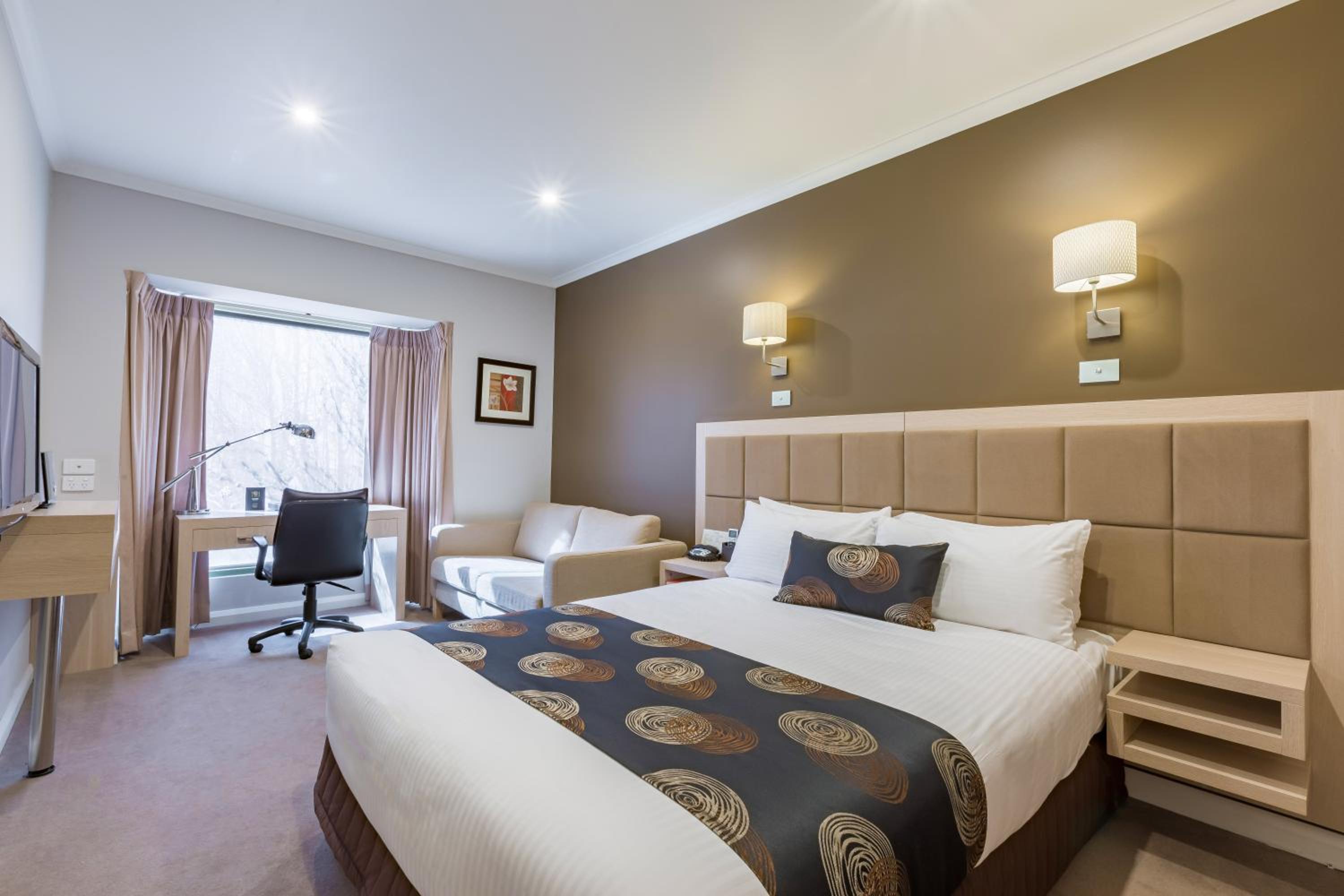 Premium King Room - Photo 6