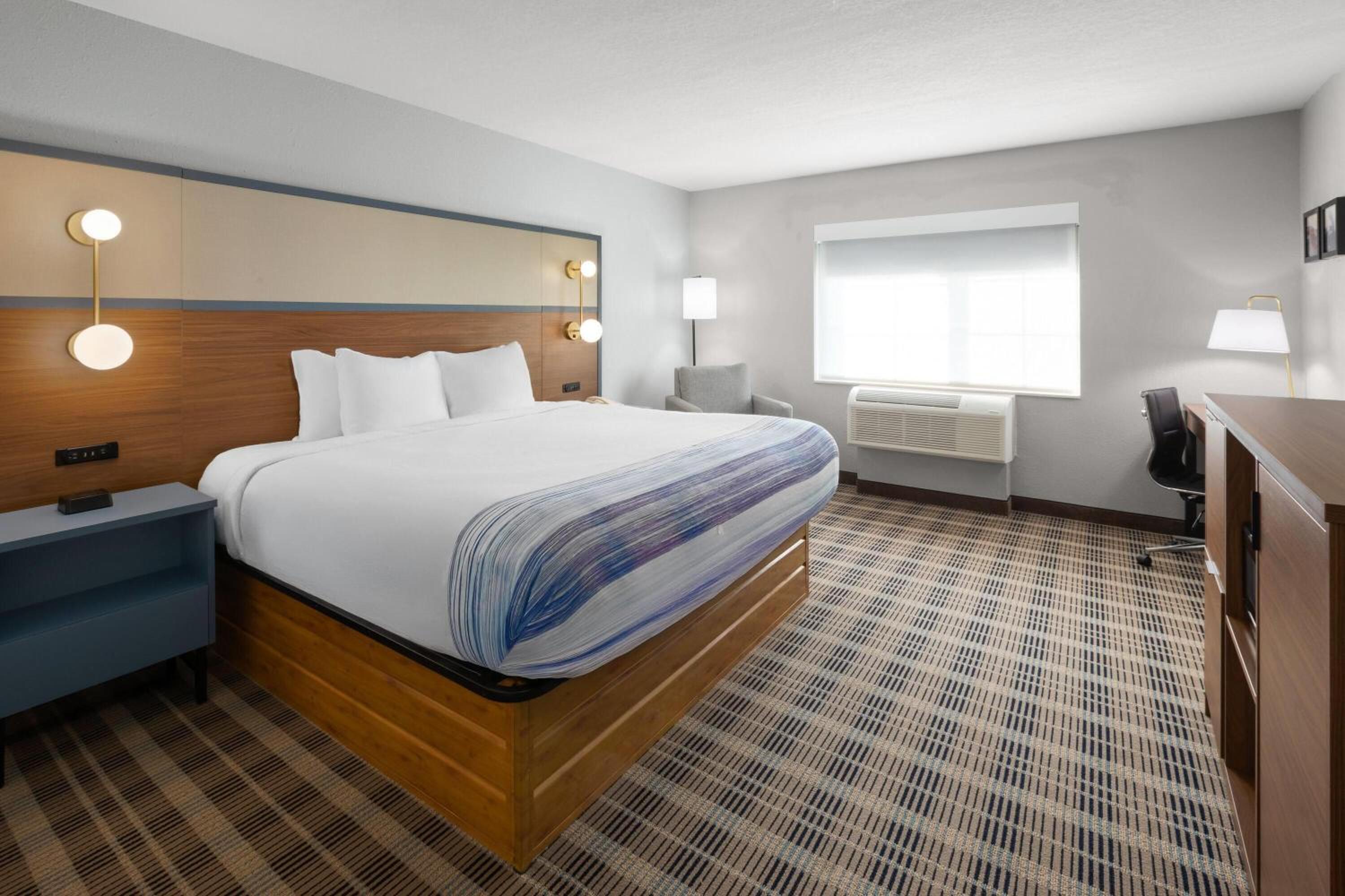 King Room - Non-Smoking - Photo 2