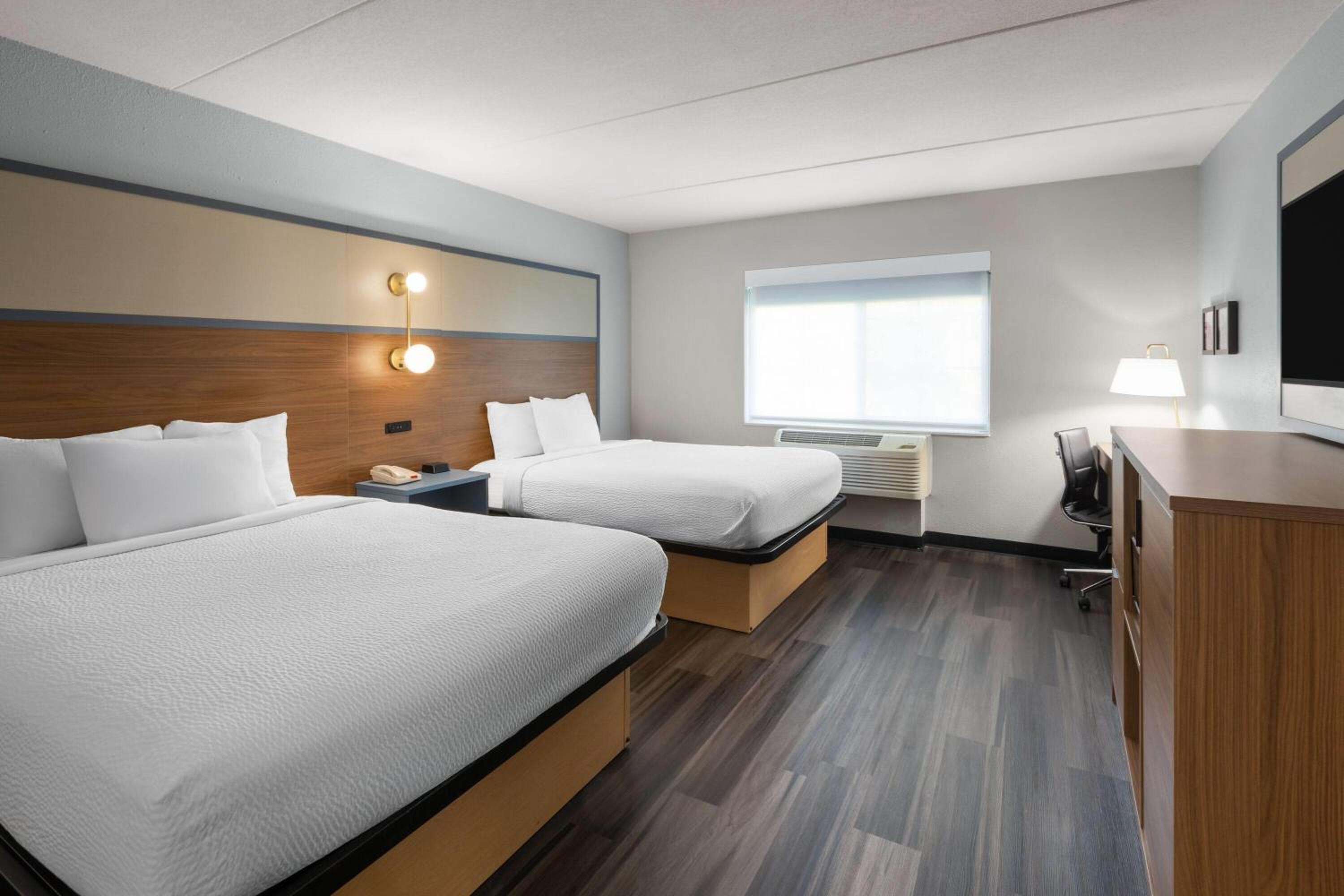 Queen Room with Two Queen Beds - Dog Friendly/Non-Smoking - Photo 2
