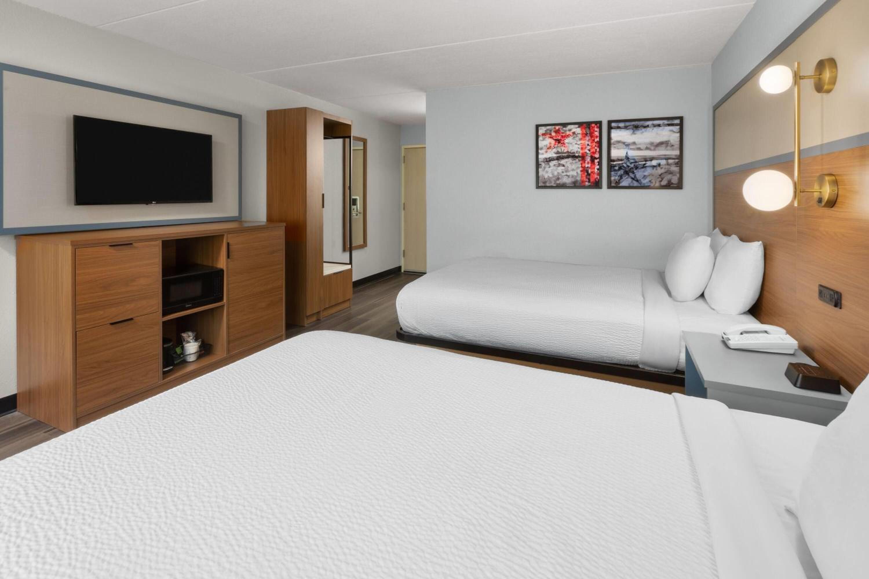 Queen Room with Two Queen Beds - Dog Friendly/Non-Smoking - Photo 3