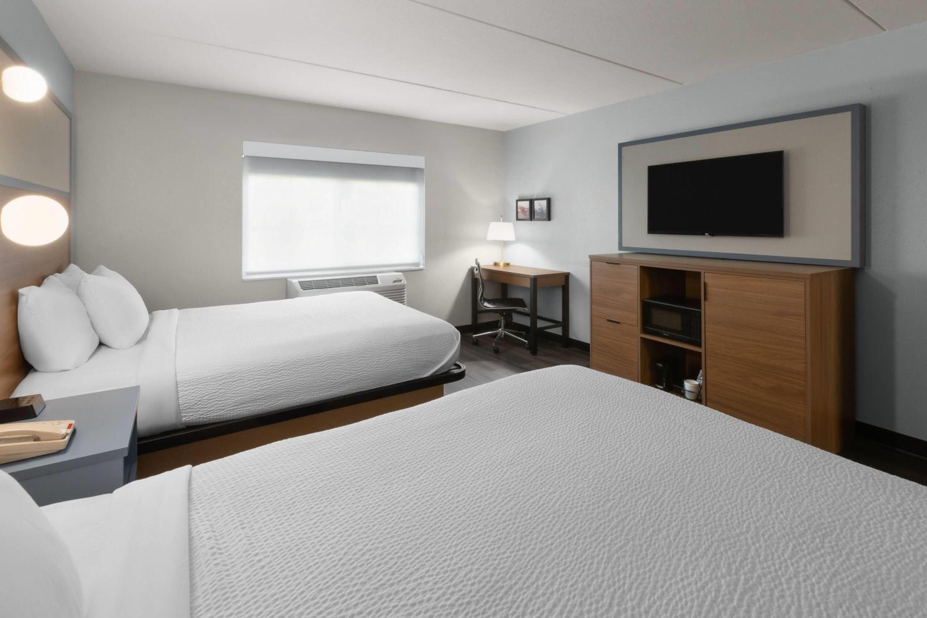 Queen Room with Two Queen Beds - Dog Friendly/Non-Smoking - Photo 4