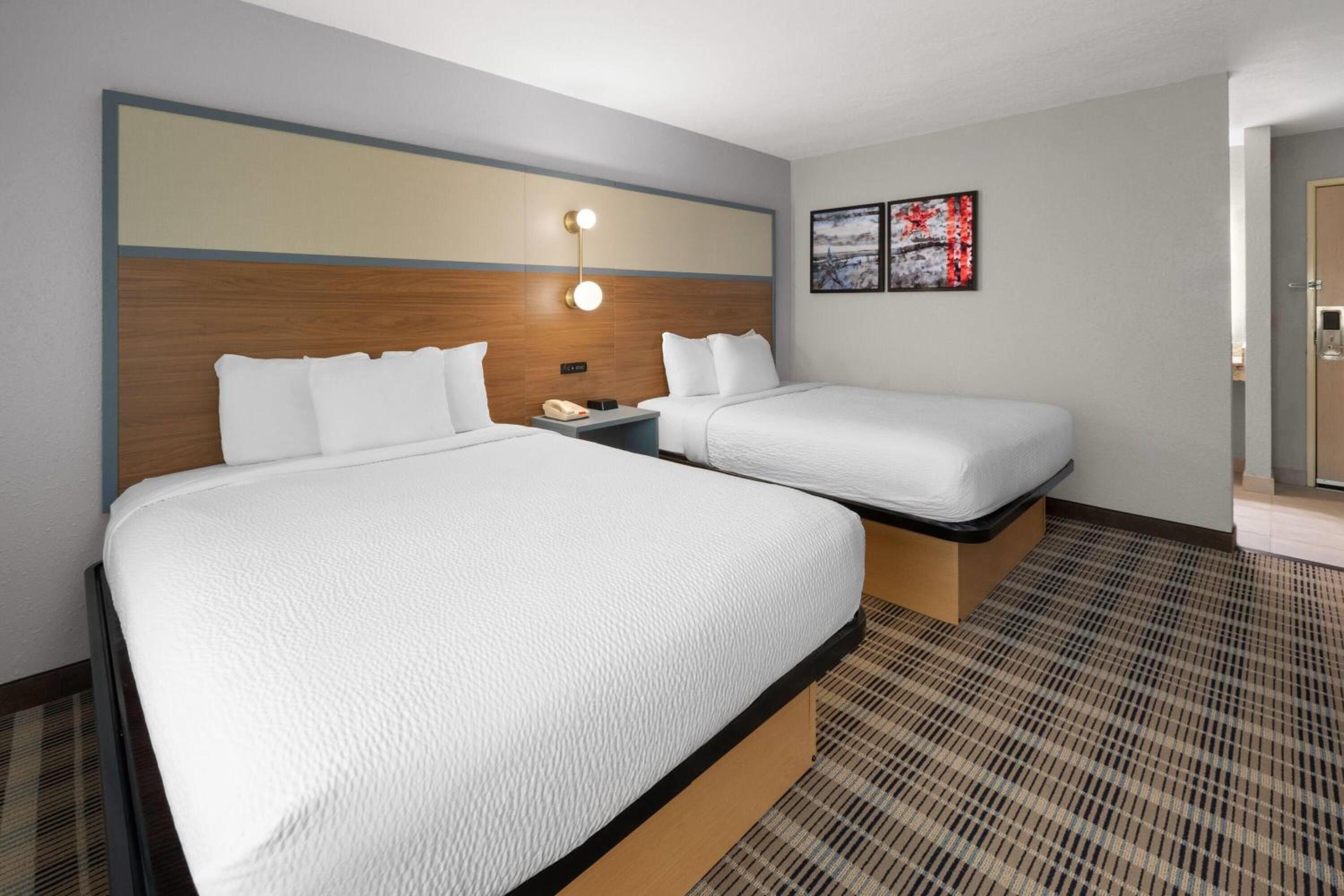 Deluxe Queen Room - Mobility Access Non-Smoking - Photo 3