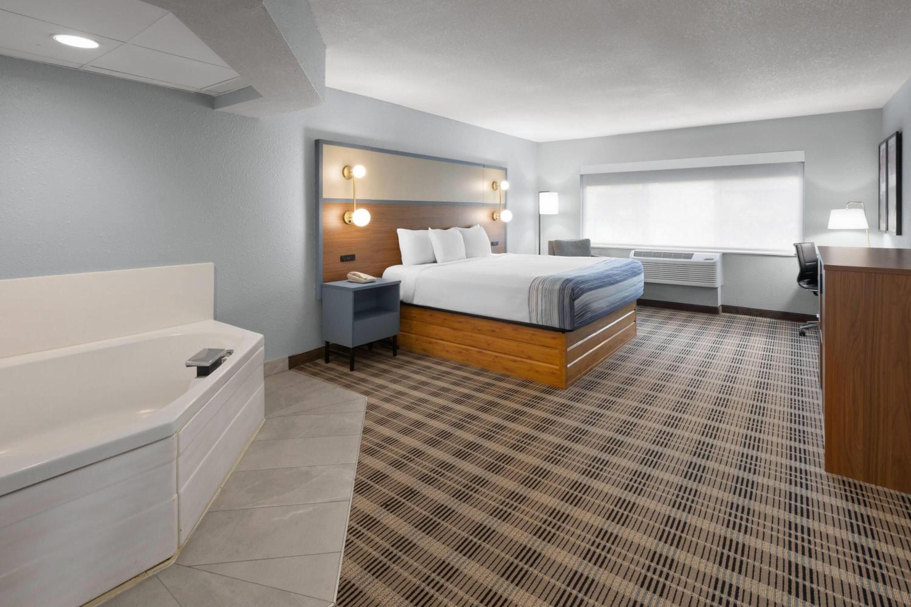 Deluxe King Room - Non-Smoking - Photo 2