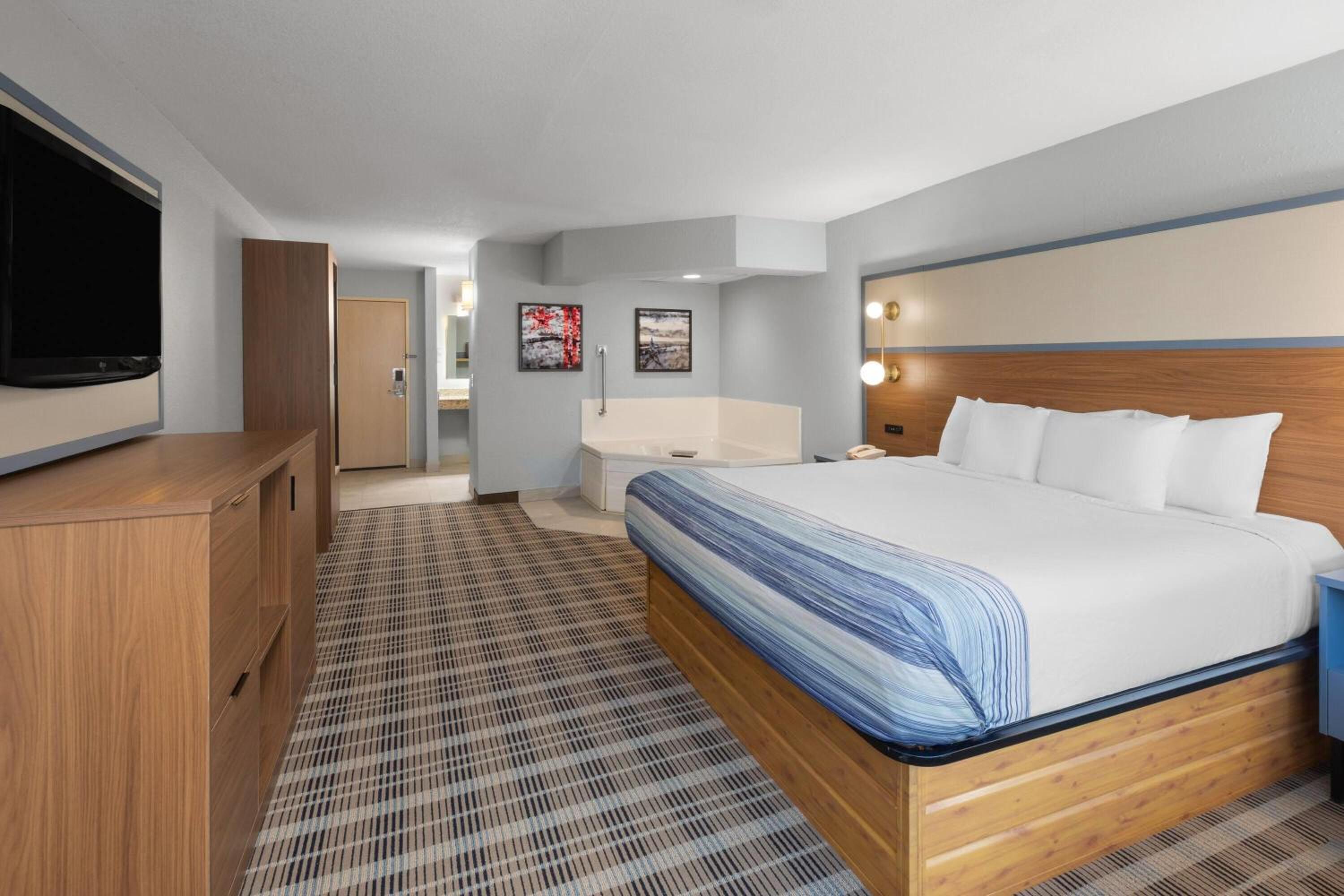 Deluxe King Room - Non-Smoking - Photo 3