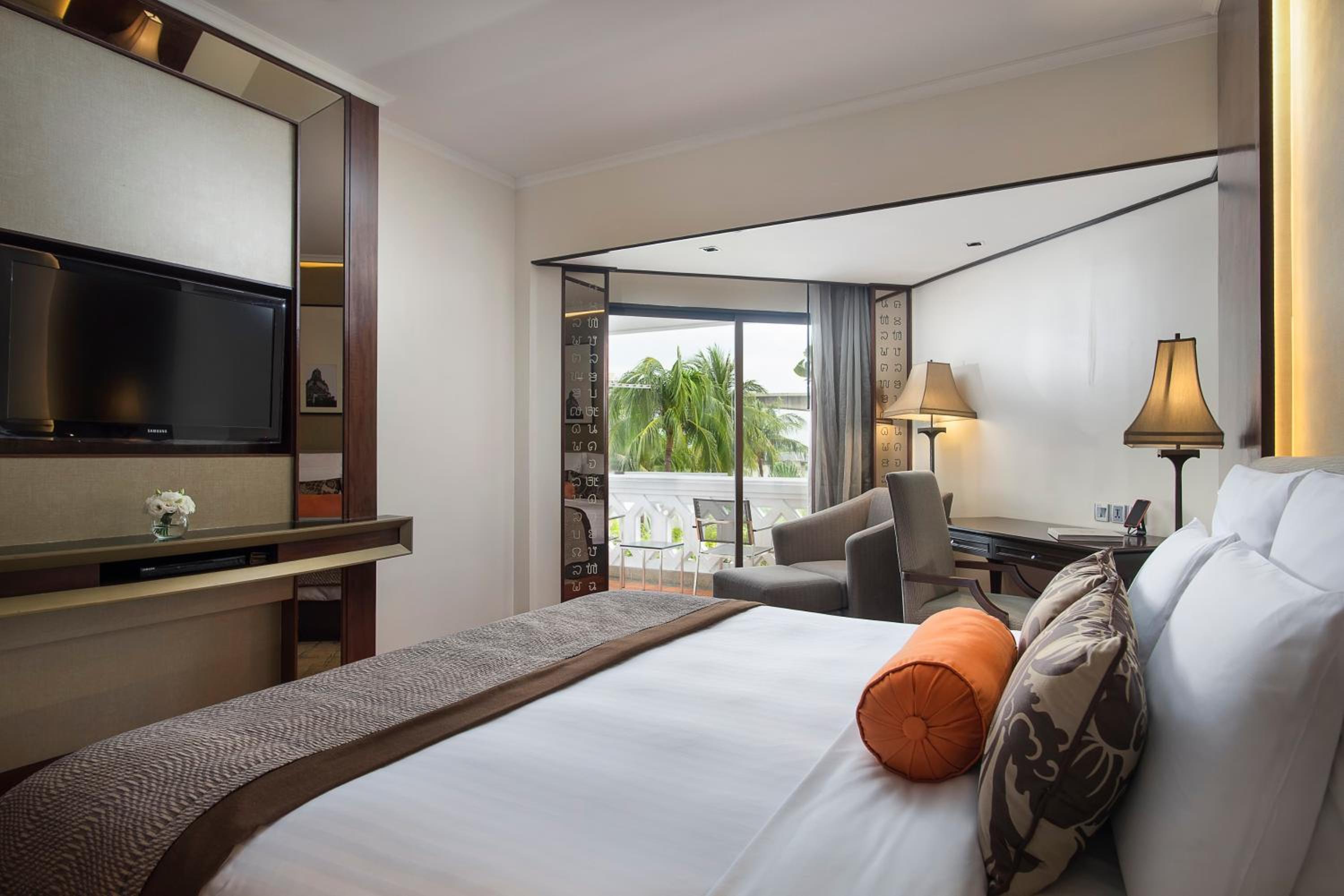 Deluxe River View Room thumbnail 6