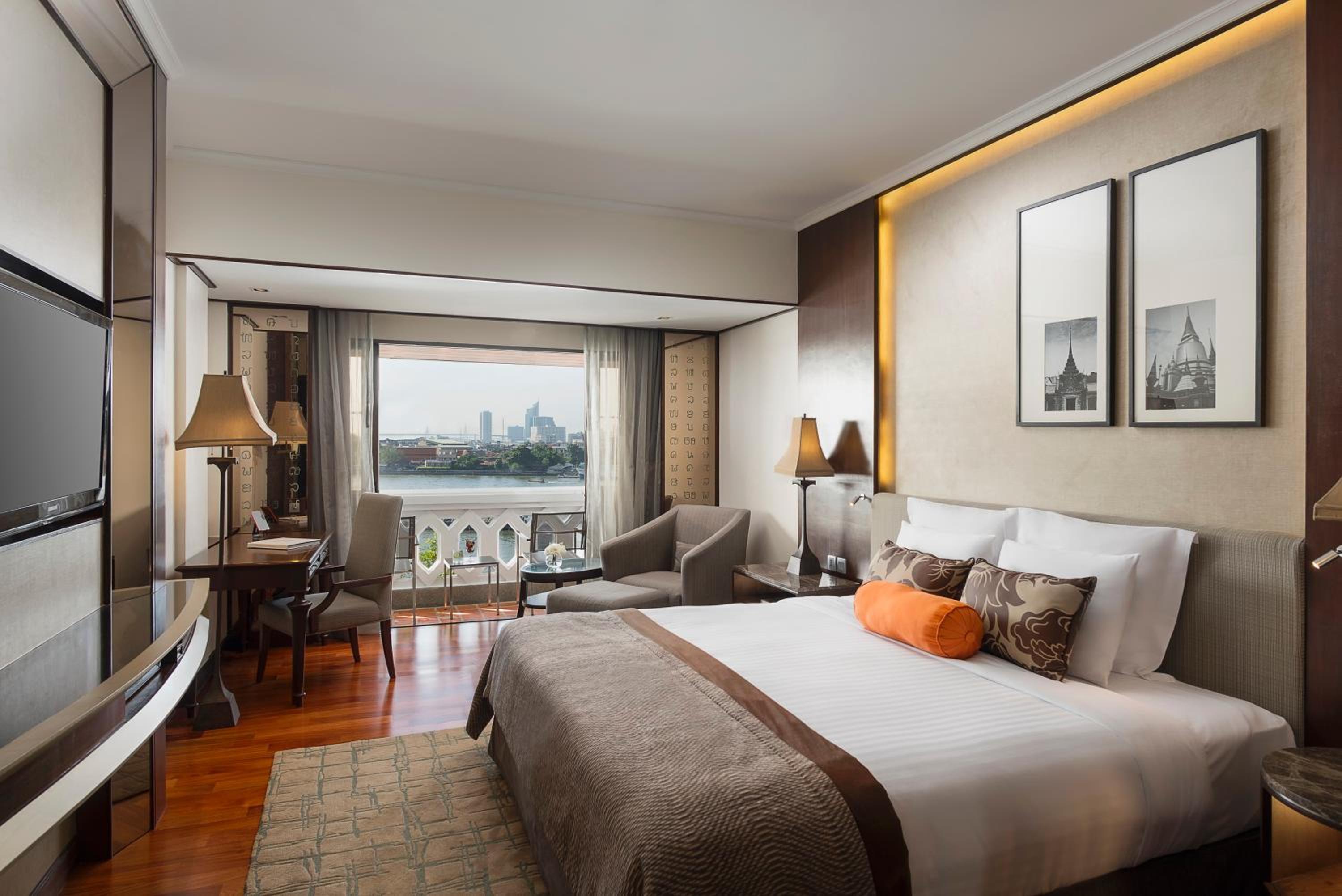 Deluxe Riverfront Room thumbnail 6