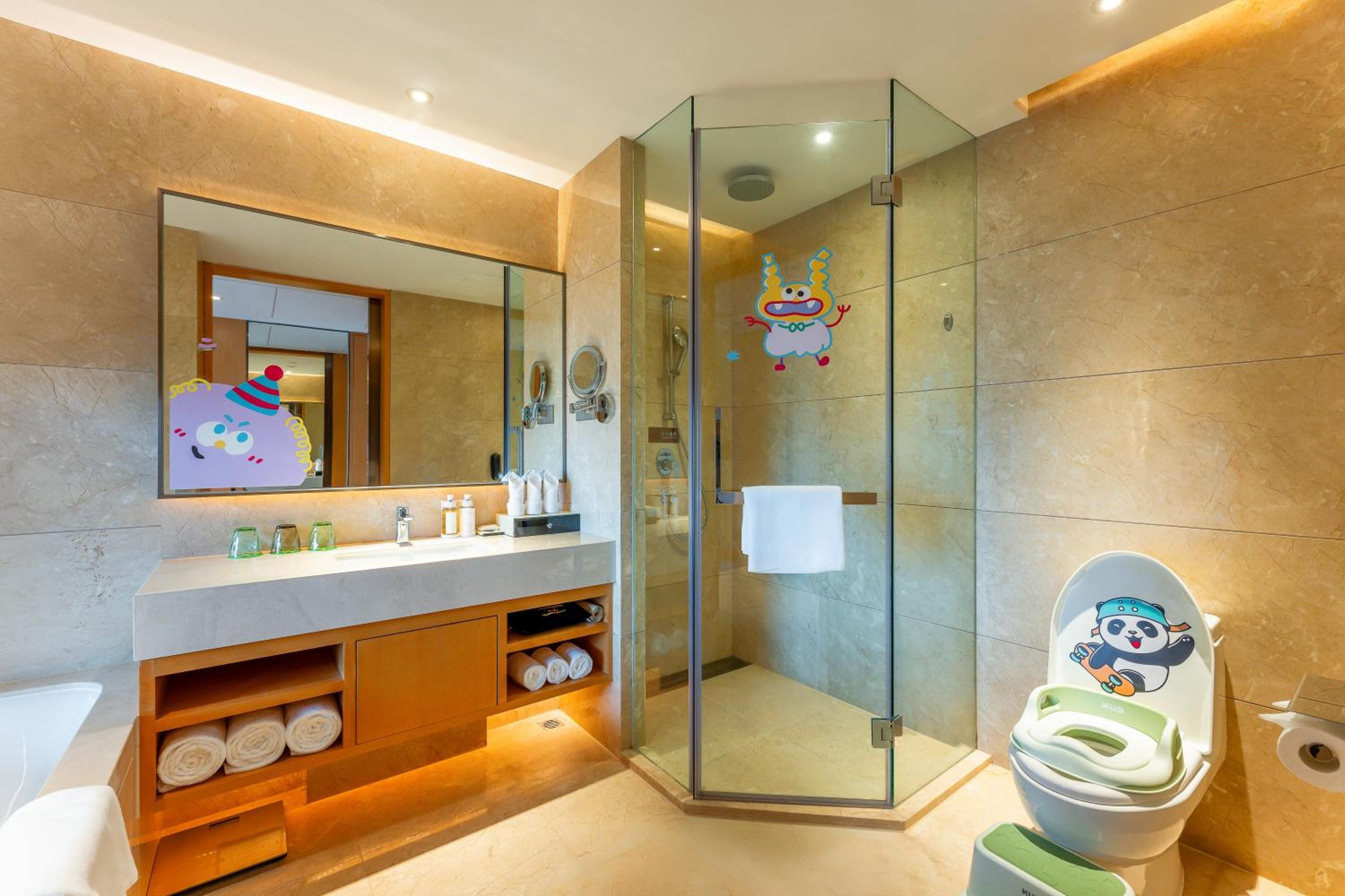 Premium King Room with One King Bed and One Single Bed photo 2