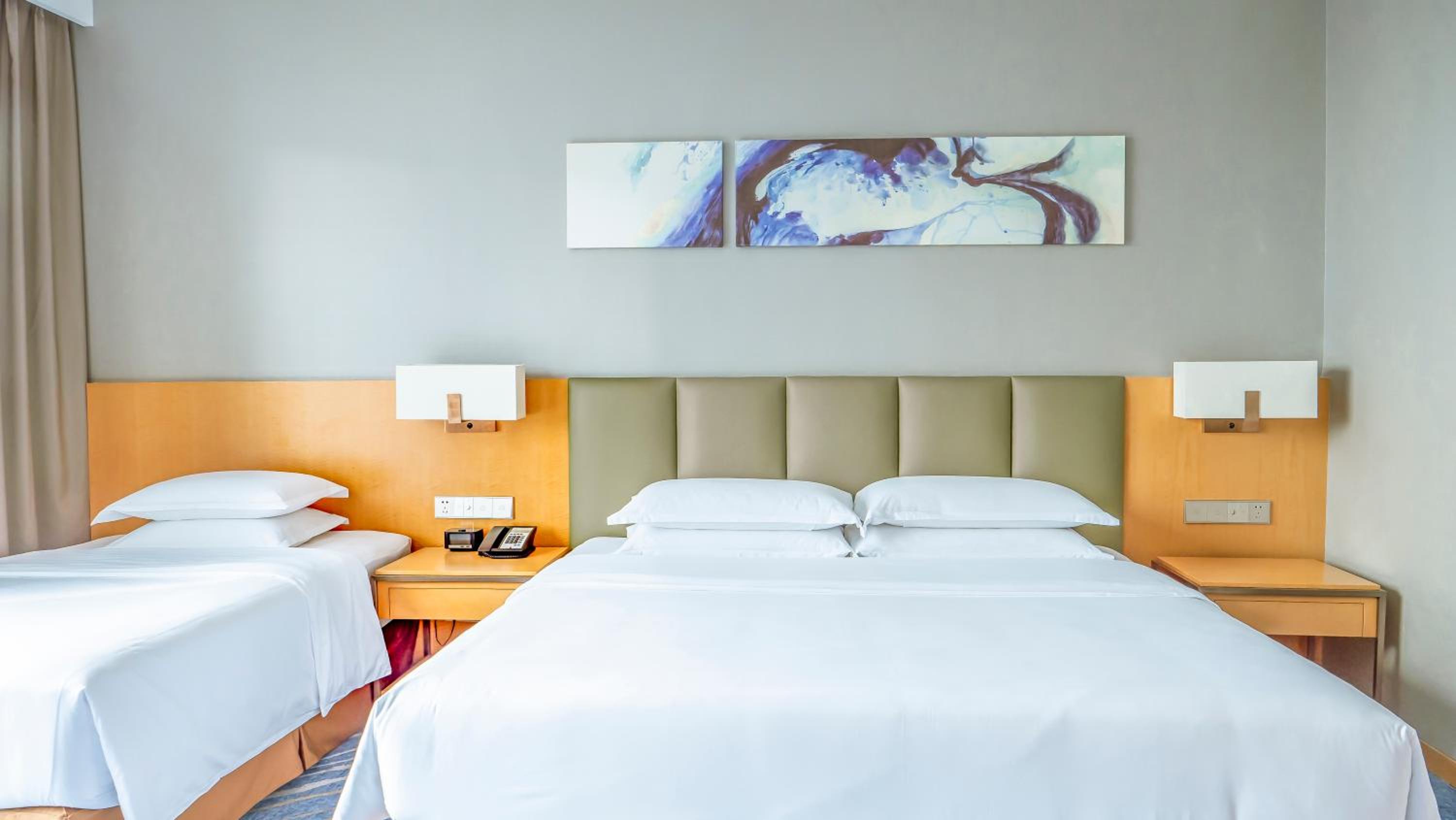 Premium King Room with One King Bed and One Single Bed photo 3