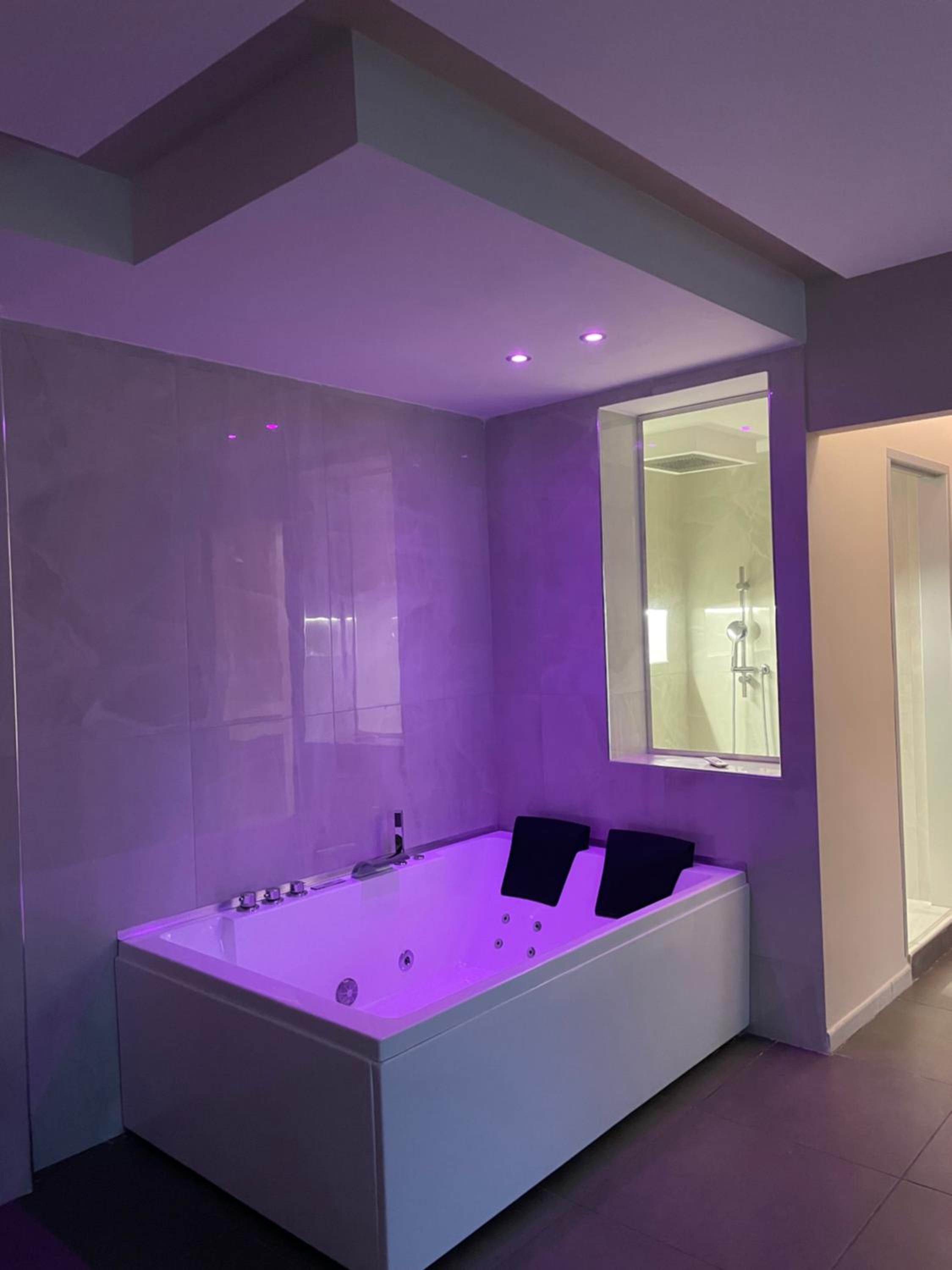 Queen Suite with Spa Bath photo 3