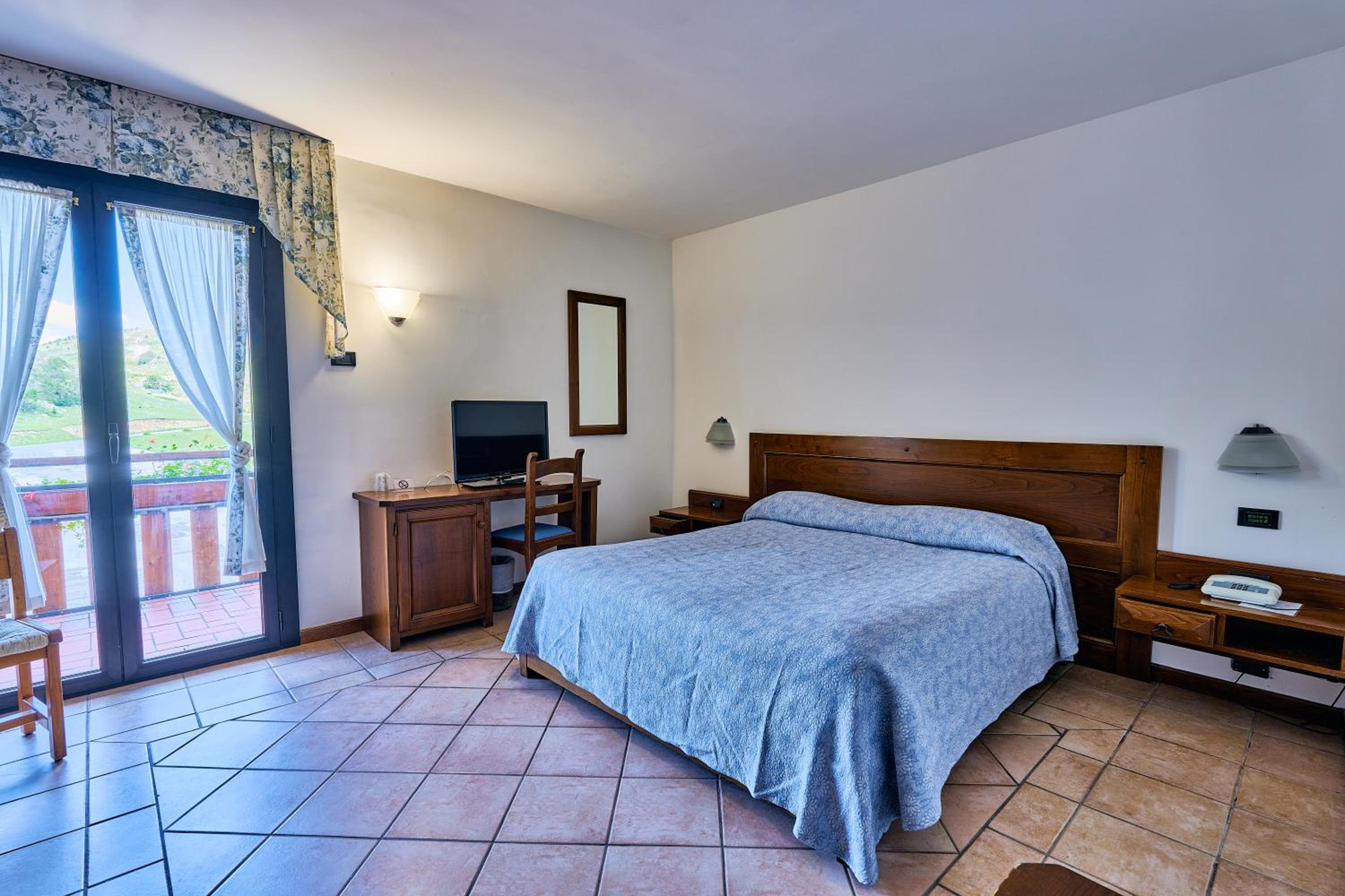 Double or Twin Room with View - Photo 1