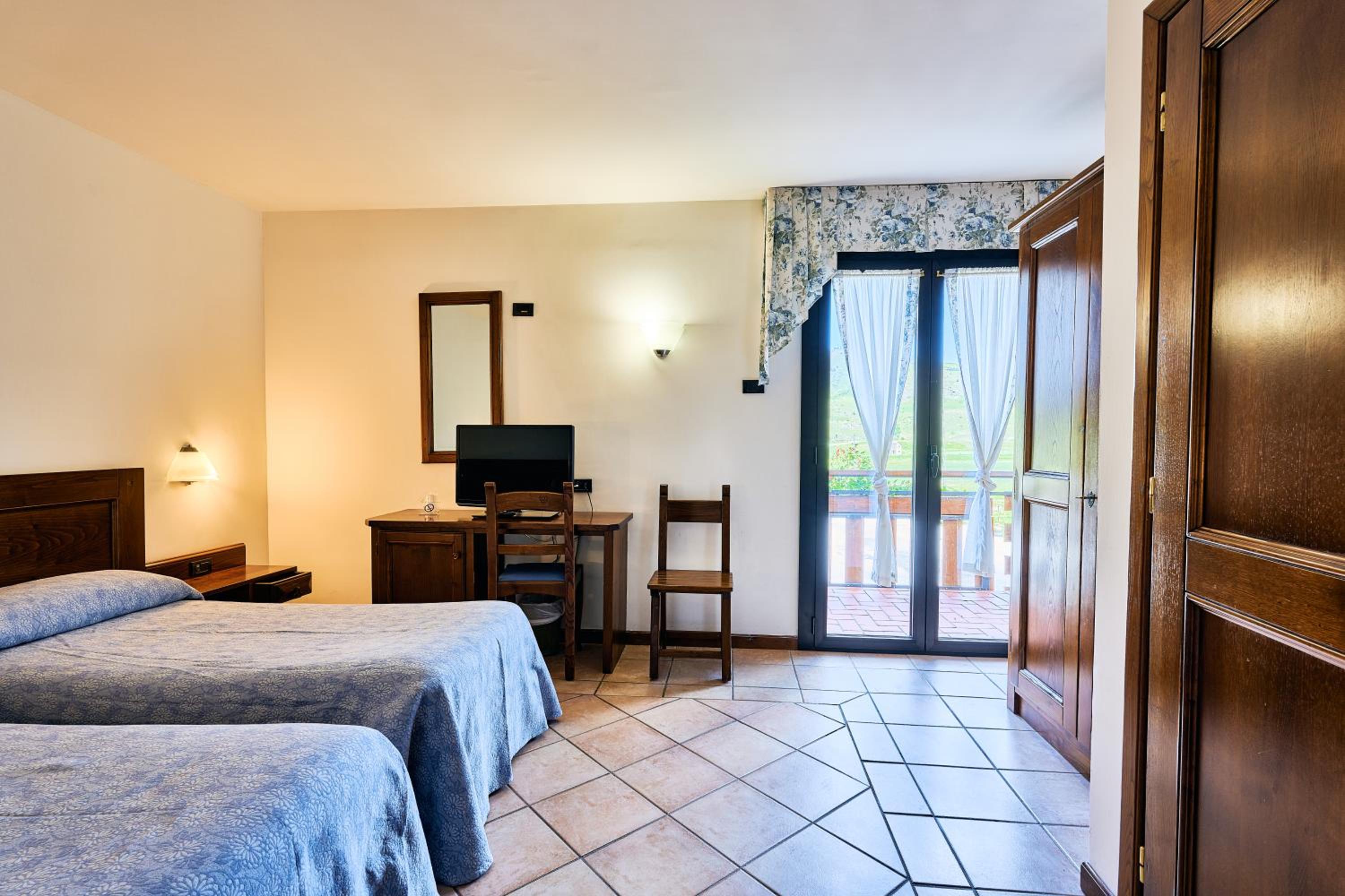 Double or Twin Room with View - Photo 3