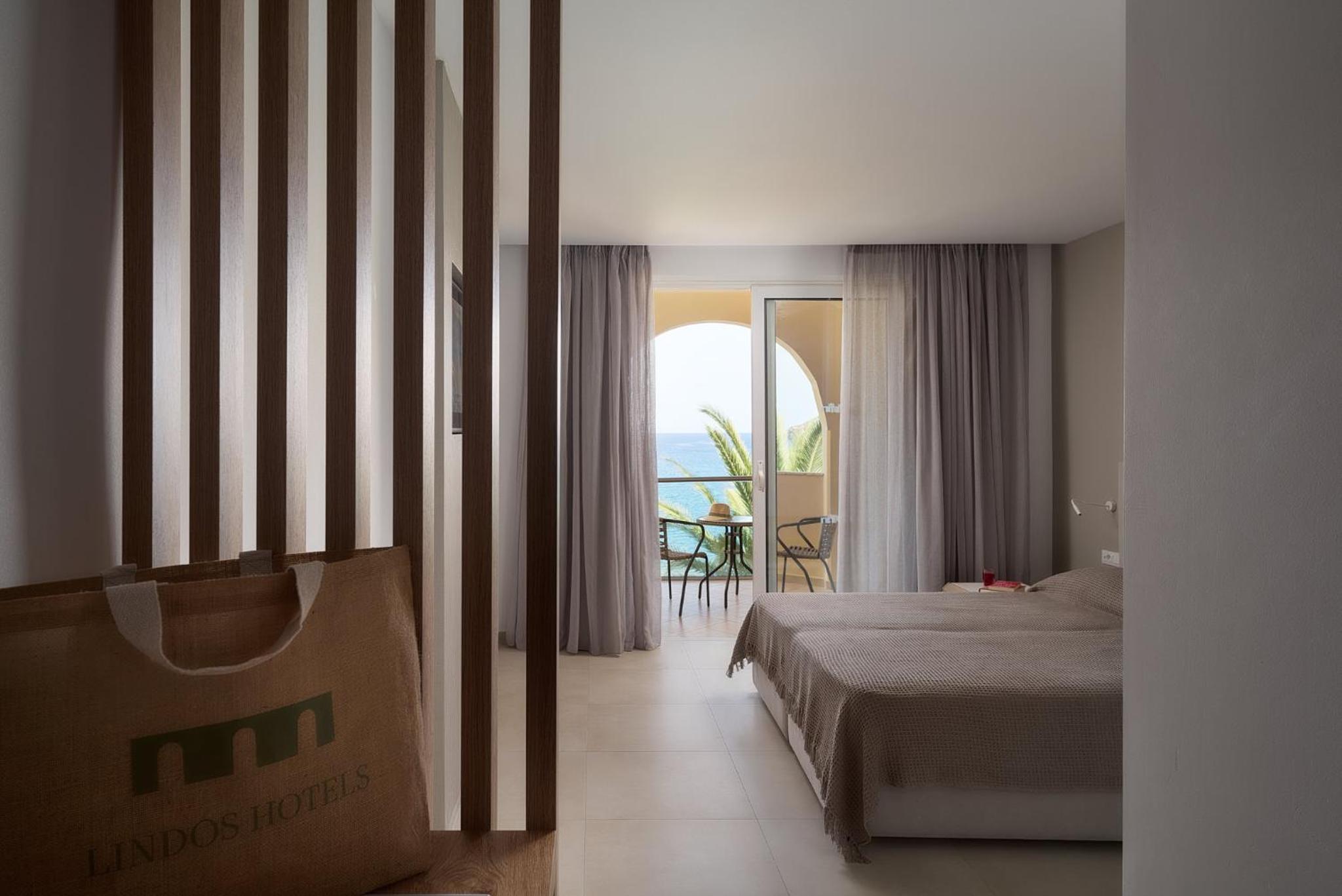 Deluxe Suite Beachfront - Photo 1