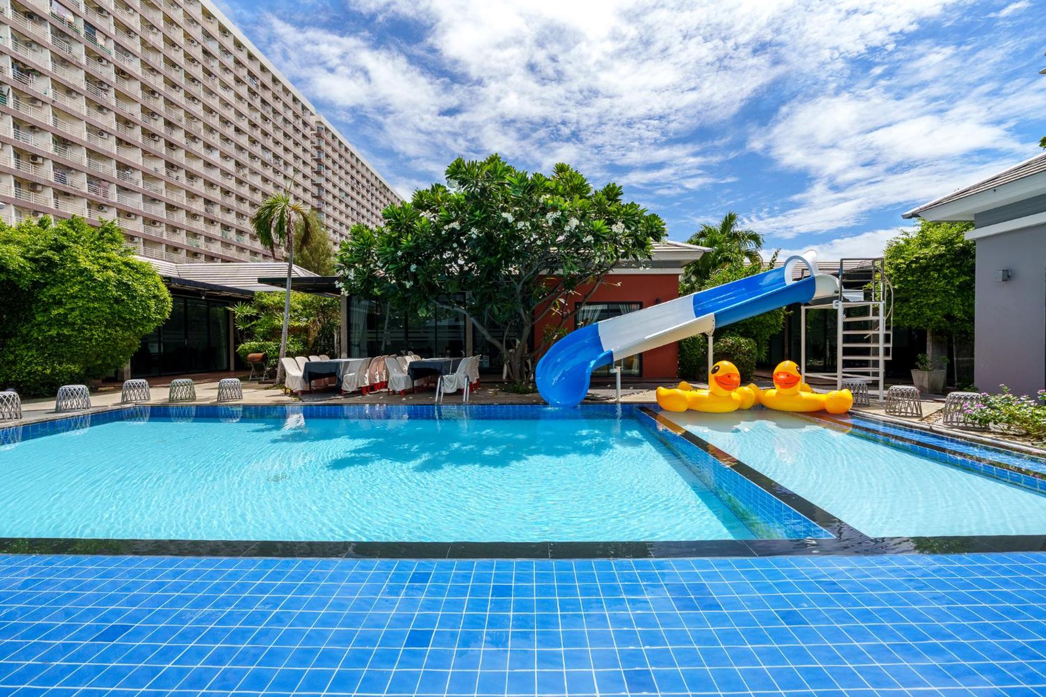 Deluxe Three-Bedroom Villa with Pool View photo 2