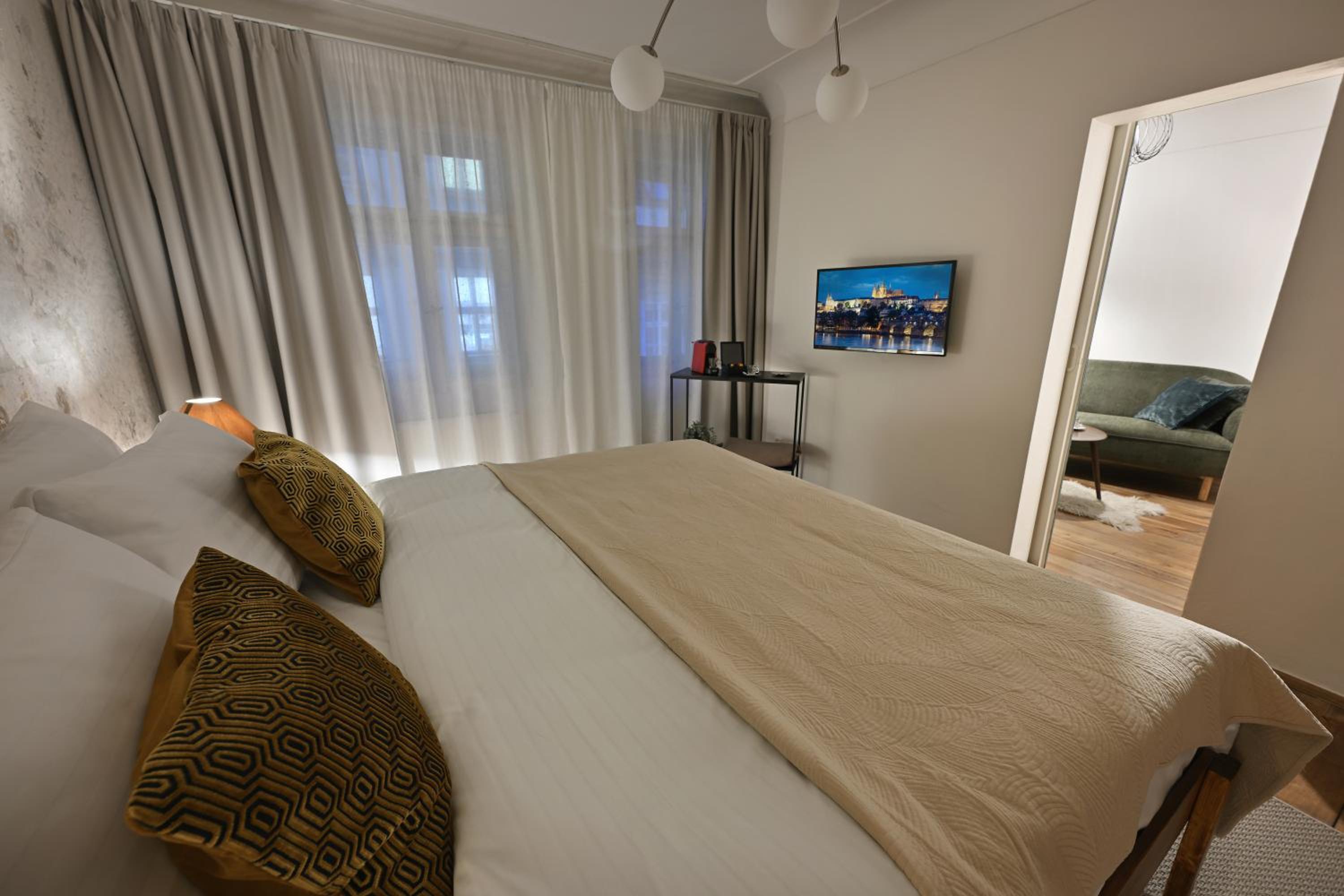 Deluxe King Suite
