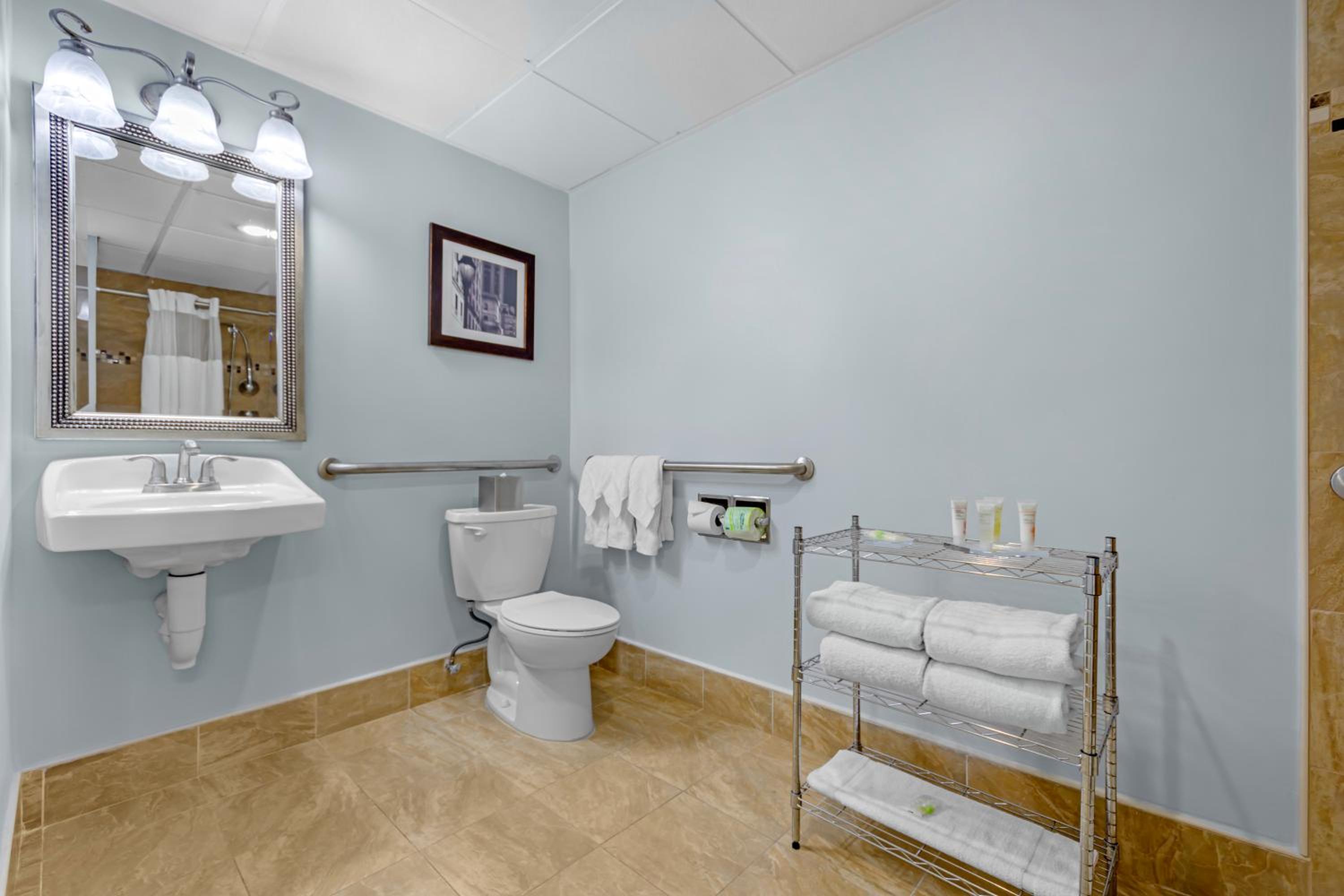Queen Room with Two Queen Beds - Accessible/Non-Smoking - Photo 4