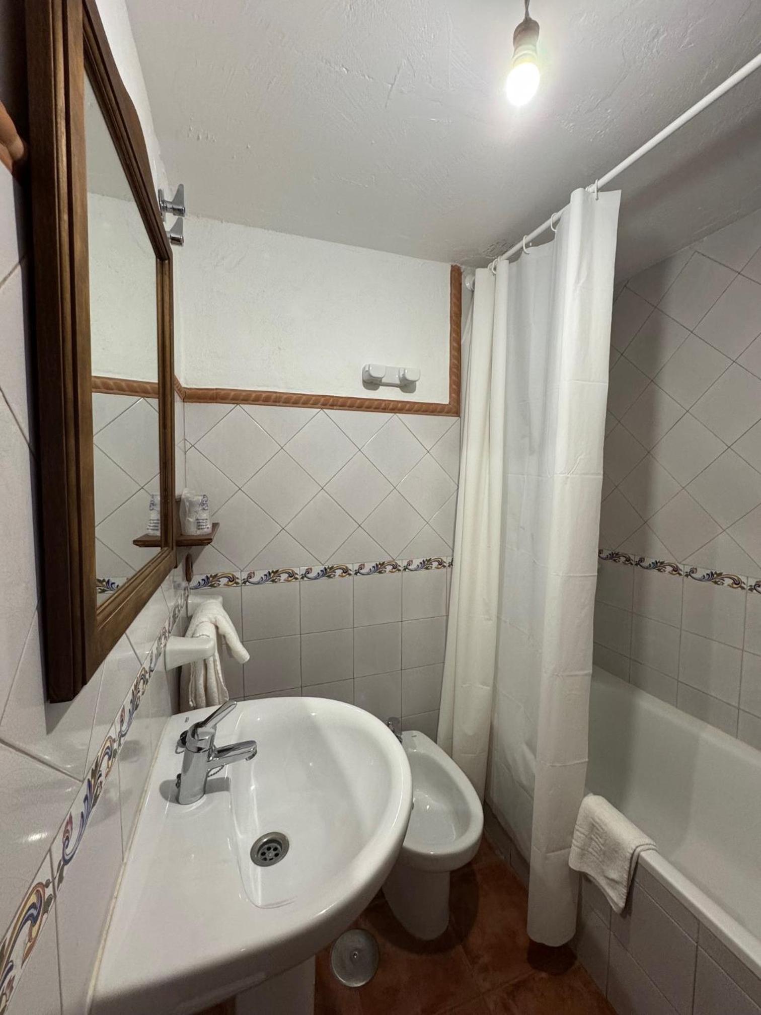 Small Double Room - Photo 4