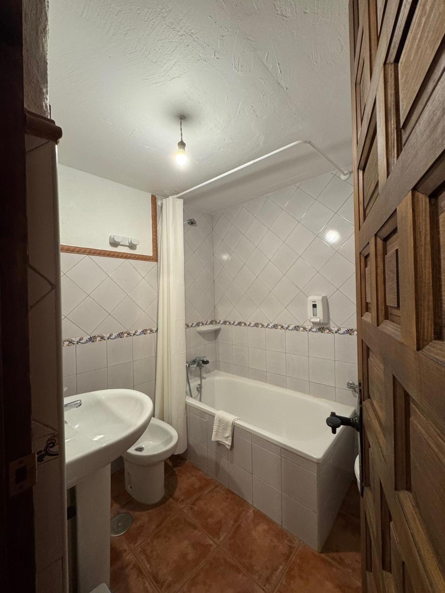Small Double Room - Photo 5